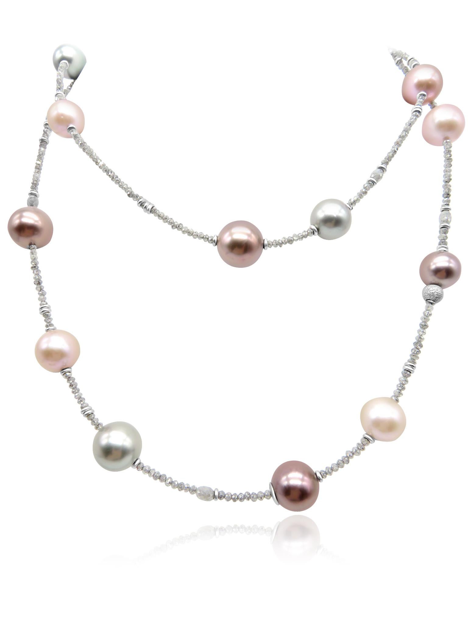 Questa affascinante collana è realizzata in lussuoso oro bianco 18 carati e presenta un'incantevole serie di perle dalle tonalità morbide e multicolori. La collana è impreziosita da cinque perle Ming Ming rosa coltivate, tre perle di Tahiti