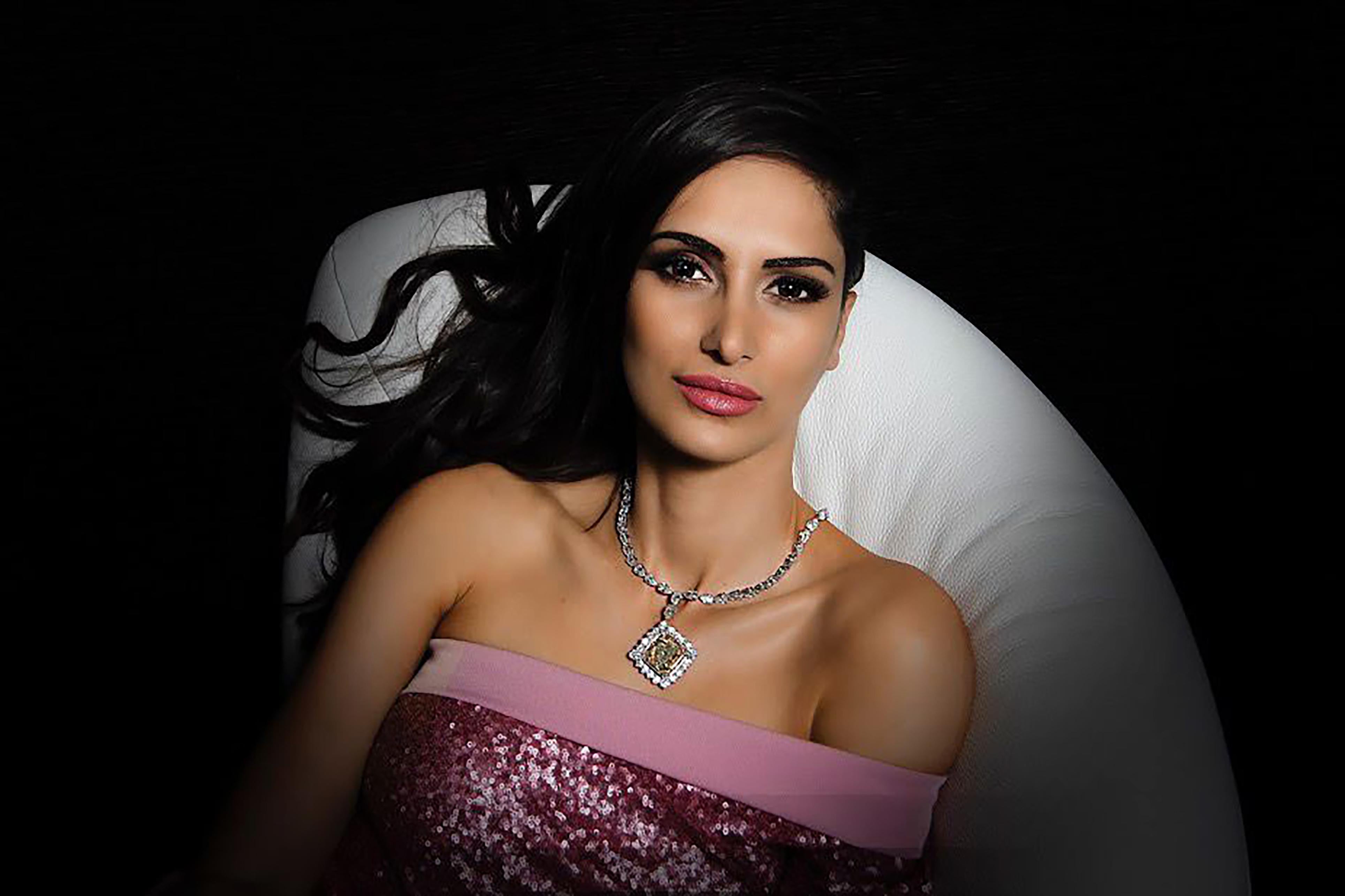 Découvrez un véritable chef-d'œuvre d'un savoir-faire inégalé - le collier de diamants jaunes Persian Royal. Issu du célèbre atelier Mozafarian, ce collier extraordinaire allie plus de trois siècles d'art à l'histoire royale de la famille royale
