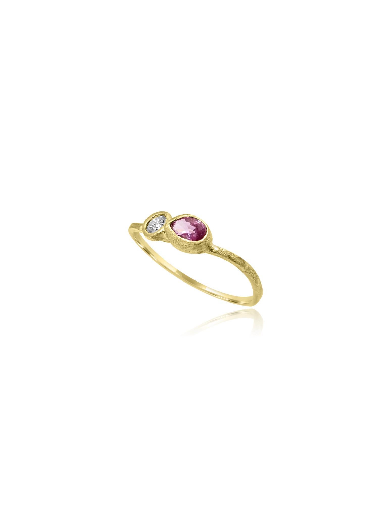 Fatto a mano Bellissimo anello realizzato in Cornovaglia con oro 18 carati testurizzato. La sottile fascia presenta una texture unica, che aggiunge profondità e carattere al design. Al centro, uno zaffiro rosa ovale splendidamente incastonato e un