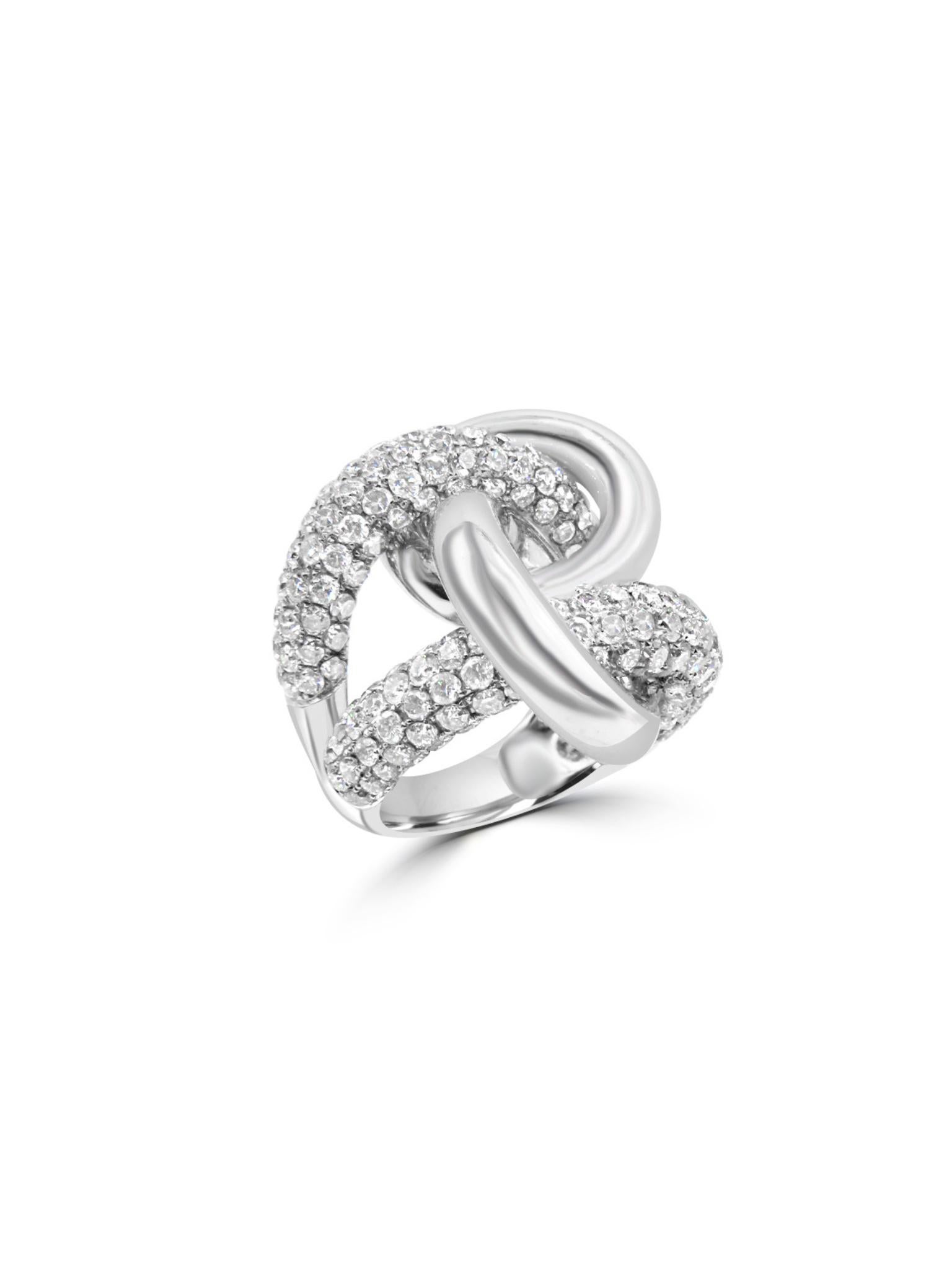 Questo squisito anello in platino sfoggia un elegante design a nodo d'amore, che simboleggia un legame e un'unione senza tempo. L'anello è meticolosamente incrostato di diamanti bianchi scintillanti che creano un brillante luccichio da ogni