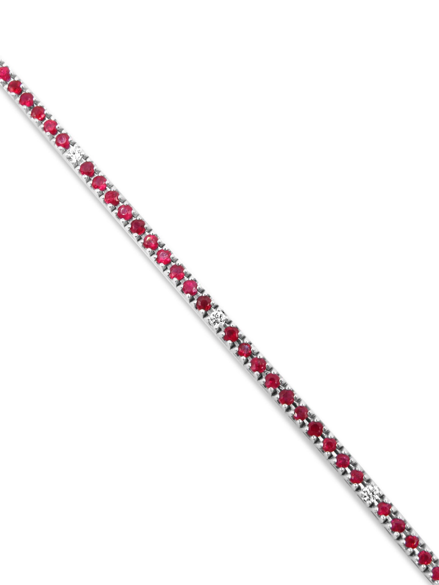 Dieses atemberaubende Tennisarmband aus 18 Karat Weißgold ist ein Meisterwerk von subtiler Eleganz. Die farbenprächtigen Rubine von insgesamt 1,70 Karat bilden mit ihrem roten Farbton einen auffälligen Kontrast zur schlichten Weißgoldfassung. Das