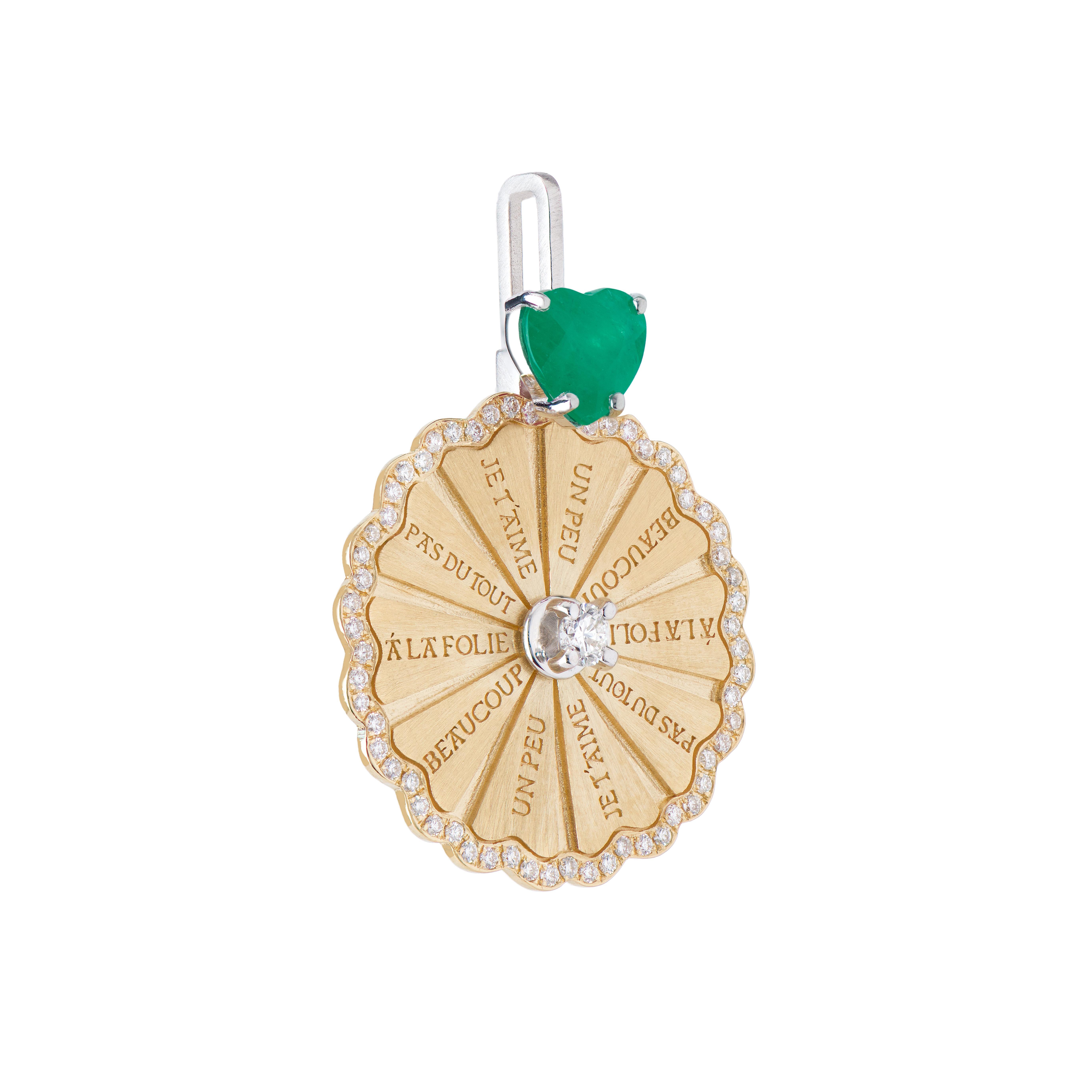 Frutto della collaborazione tra Mozafarian e Katarina Tarazi, il Ciondolo Marguerite presenta un cuore di smeraldo da 1 carato, diamanti bianchi da 0,22 carati, diamanti bianchi VVS da 0,08 carati e 5,48 g di oro giallo e bianco da 18