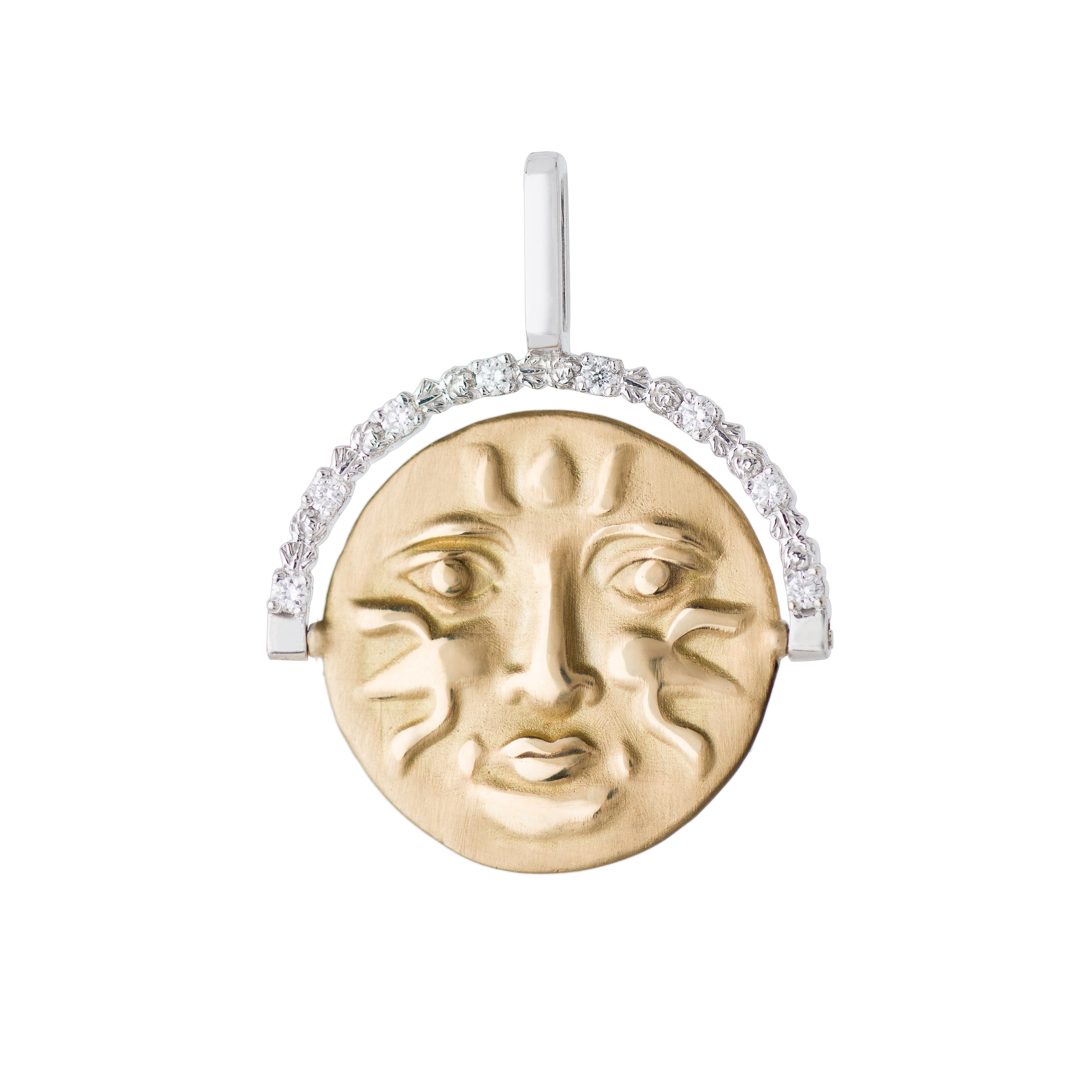 Fruit d'une collaboration entre Whiting et Katarina Tarazi, ce pendentif saisissant est orné de diamants blancs de 0,096 ct, sertis dans de l'or jaune et blanc 18k, pour un poids total de 5,37 g.

Inspirée du jeu de tarot, cette pièce incarne