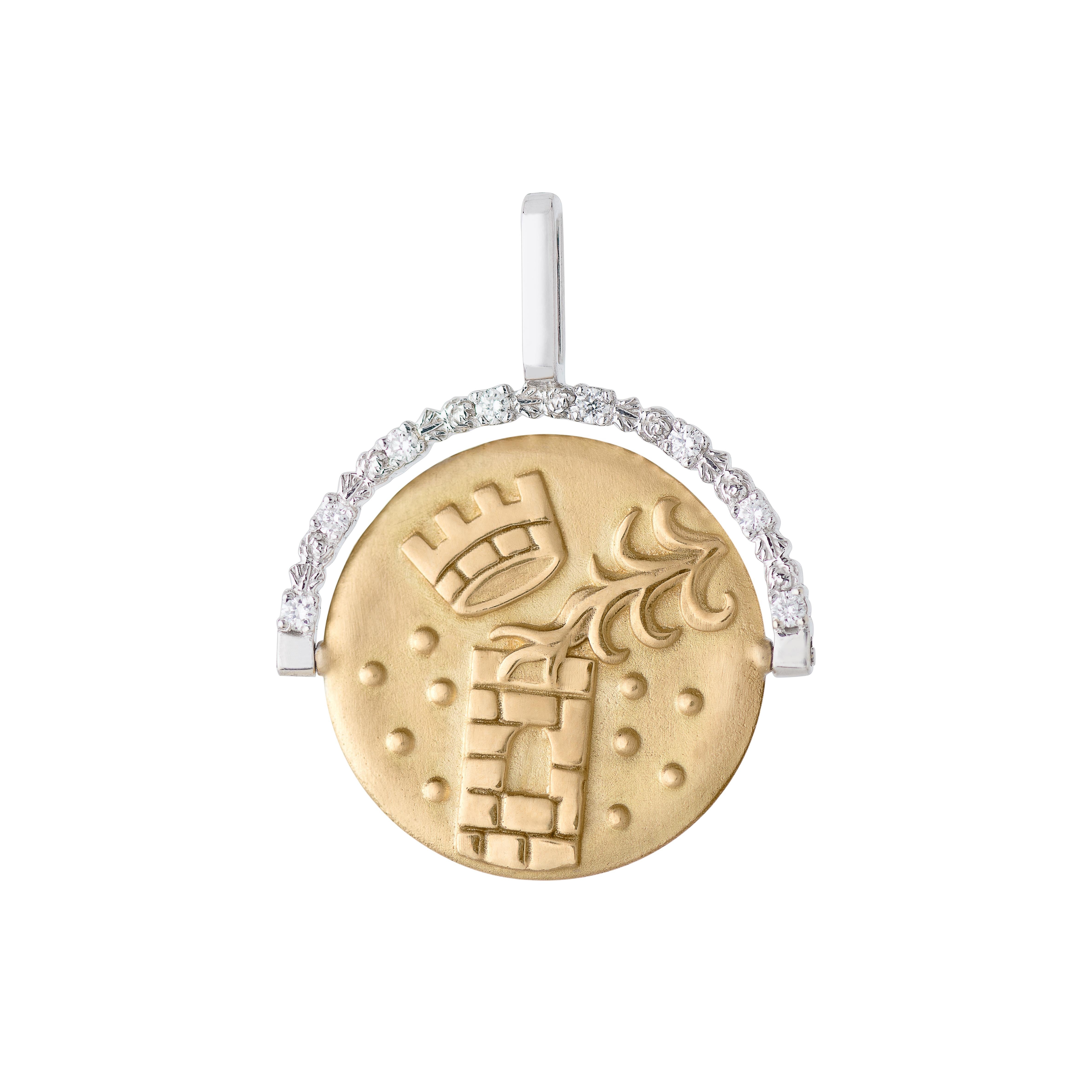Fruit d'une collaboration entre Whiting et Katarina Tarazi, ce pendentif symbolique est orné de diamants blancs de 0,096 ct, sertis dans de l'or jaune et blanc 18k, pour un poids total de 5,37 g.

Enraciné dans la sagesse du tarot, le design explore