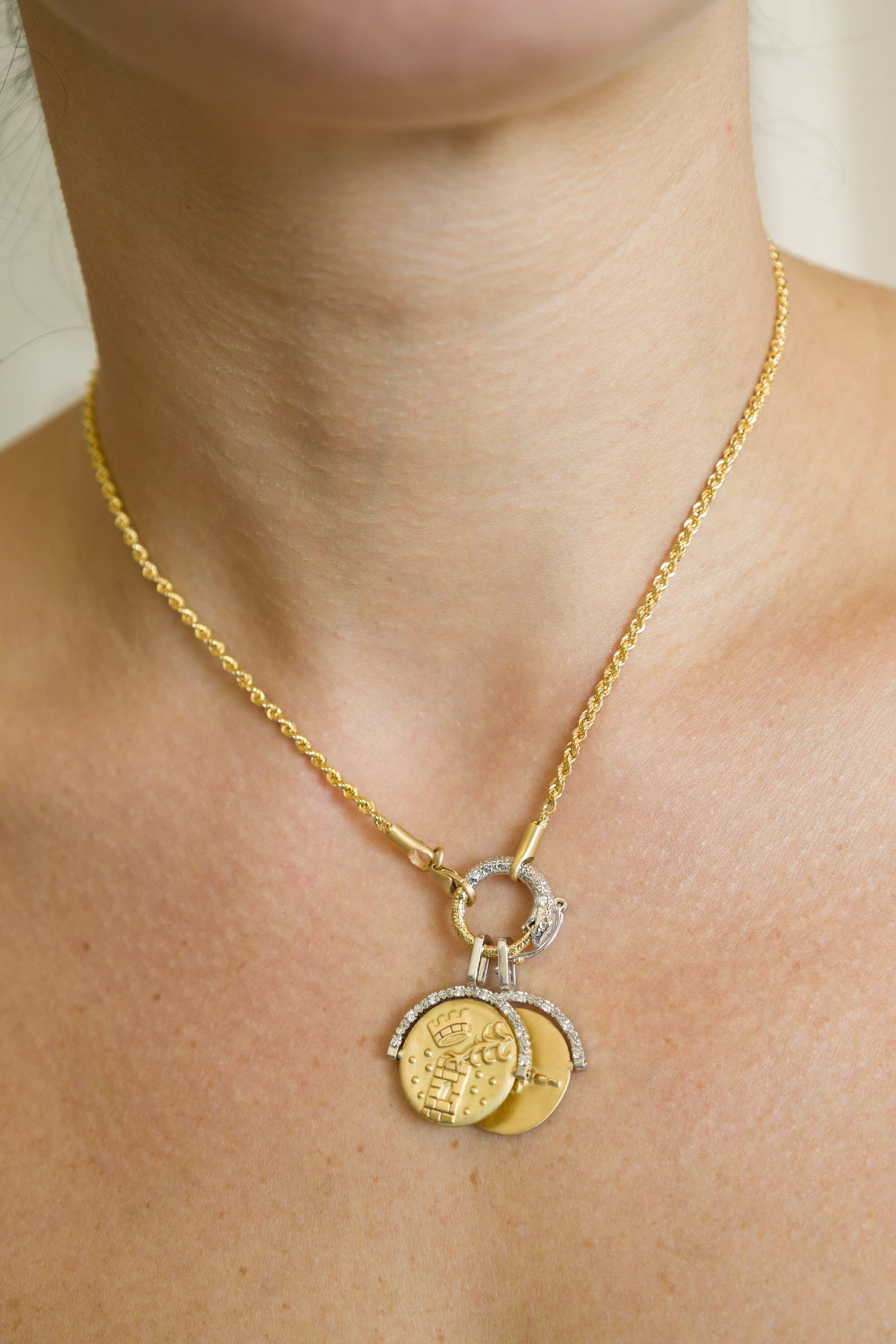 Pendentif en forme de tour et de pièce de force Mozafarian avec diamants en vente 1