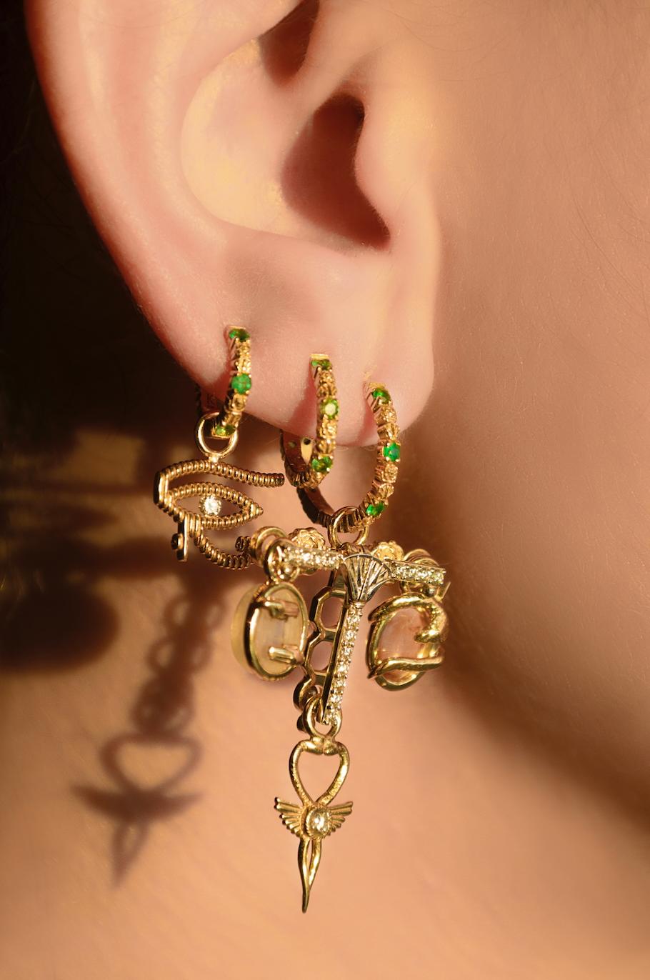 Taglio brillante Orecchino a cerchio Mozafarian's Emerald Lotus & Rose in vendita
