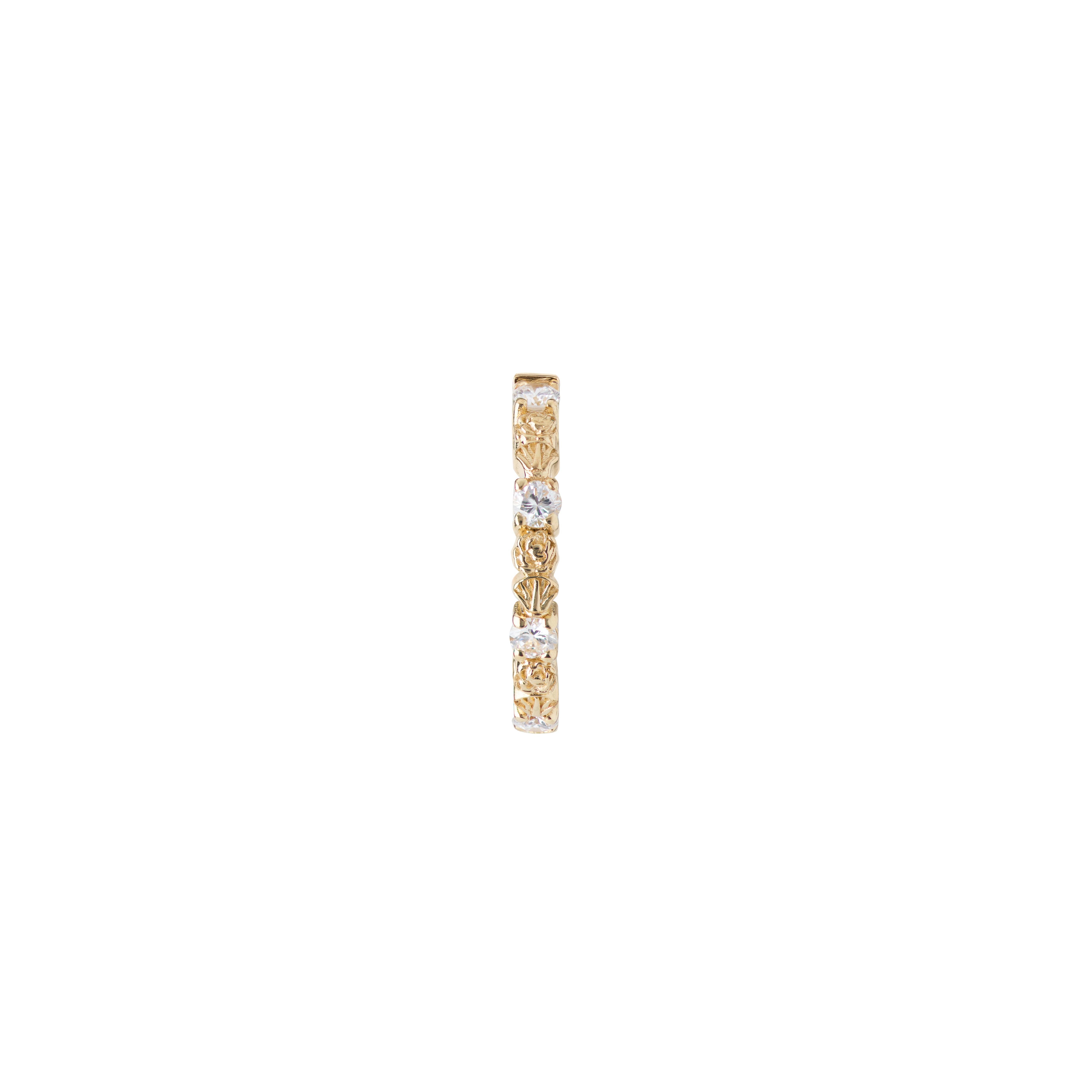 Questo delicato orecchino è caratterizzato da diamanti bianchi VVS da 0,25 ct, incastonati in oro 18 carati per un peso totale di 1,46 g.

Ornato con gli emblemi della collezione Wheel of Fortune - il loto e la rosa - il cerchio incarna una bellezza