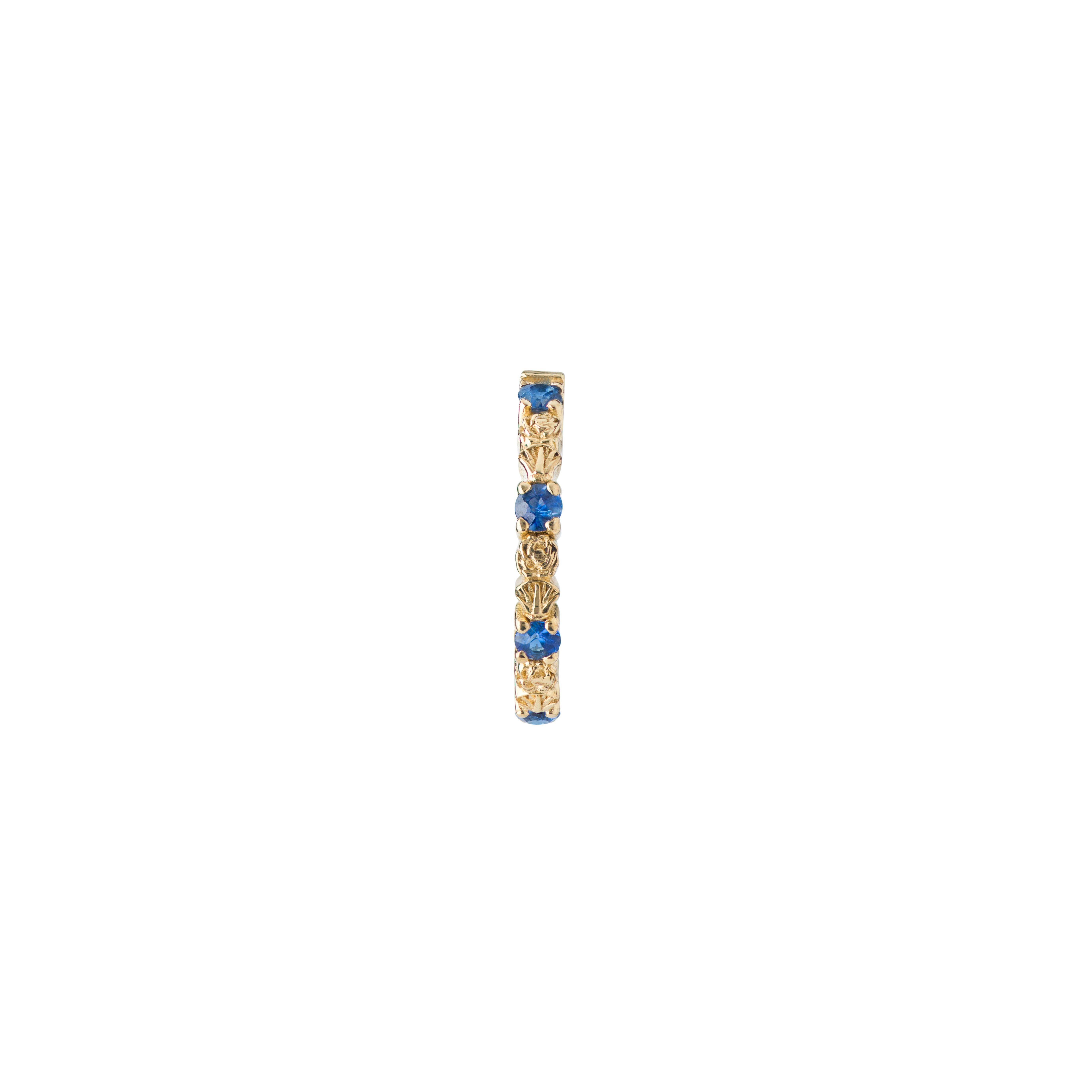 Questo delicato orecchino presenta zaffiri blu da 0,3 carati, incastonati in oro giallo 18 carati per un peso totale di 1,46 g.

Ornato con gli emblemi della collezione Wheel of Fortune - il loto e la rosa - il cerchio incarna una bellezza e un