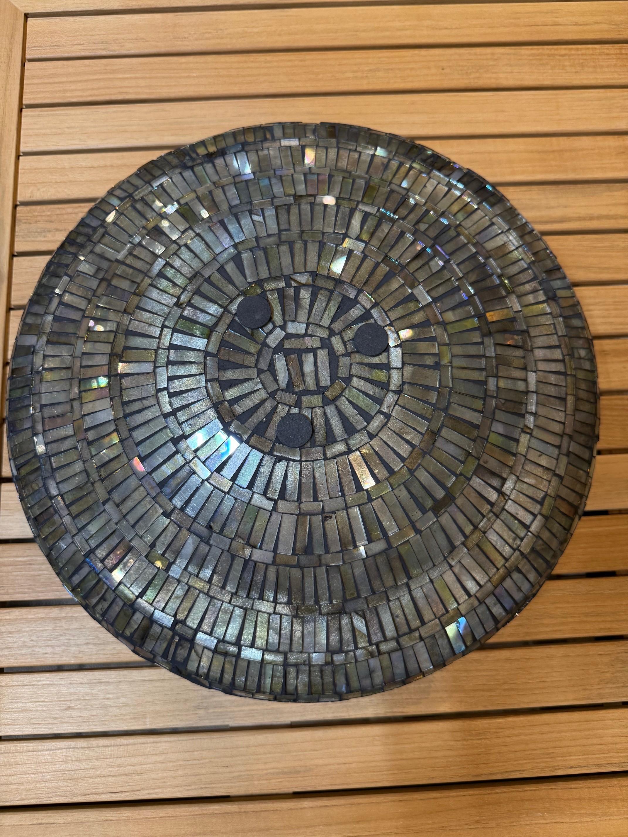 Vase mozaïque (style Tiffany) avec des pièces de vitrail irisées taillées à la main en vente 12