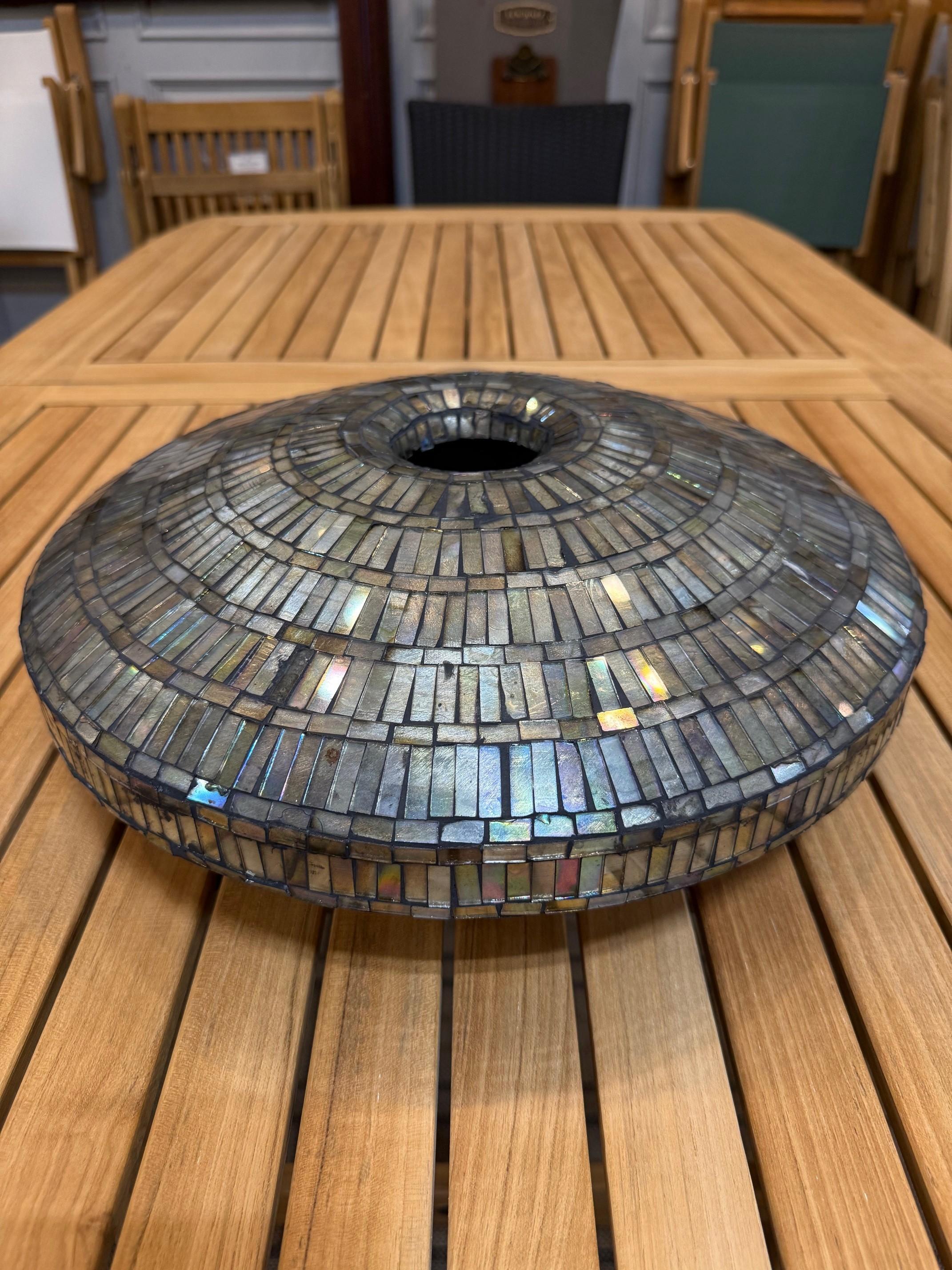 Vase mozaïque (style Tiffany) avec des morceaux de vitraux irisés taillés à la main. Un récipient unique et magnifique avec des morceaux de vitrail irisés taillés à la main dans un motif mozaïque. Il est composé de nombreuses petites pièces de