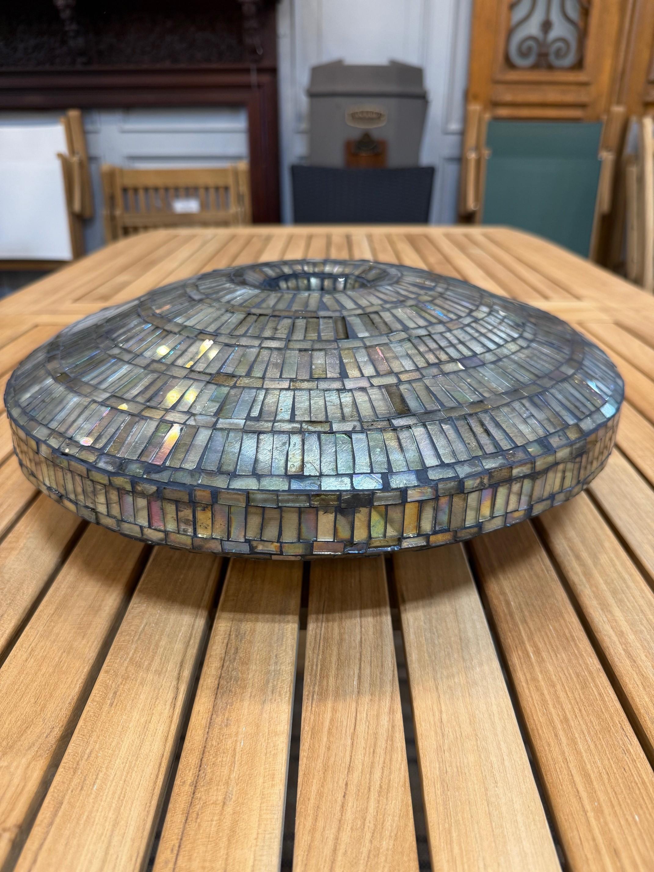Vase mozaïque (style Tiffany) avec des pièces de vitrail irisées taillées à la main Bon état - En vente à Stamford, CT