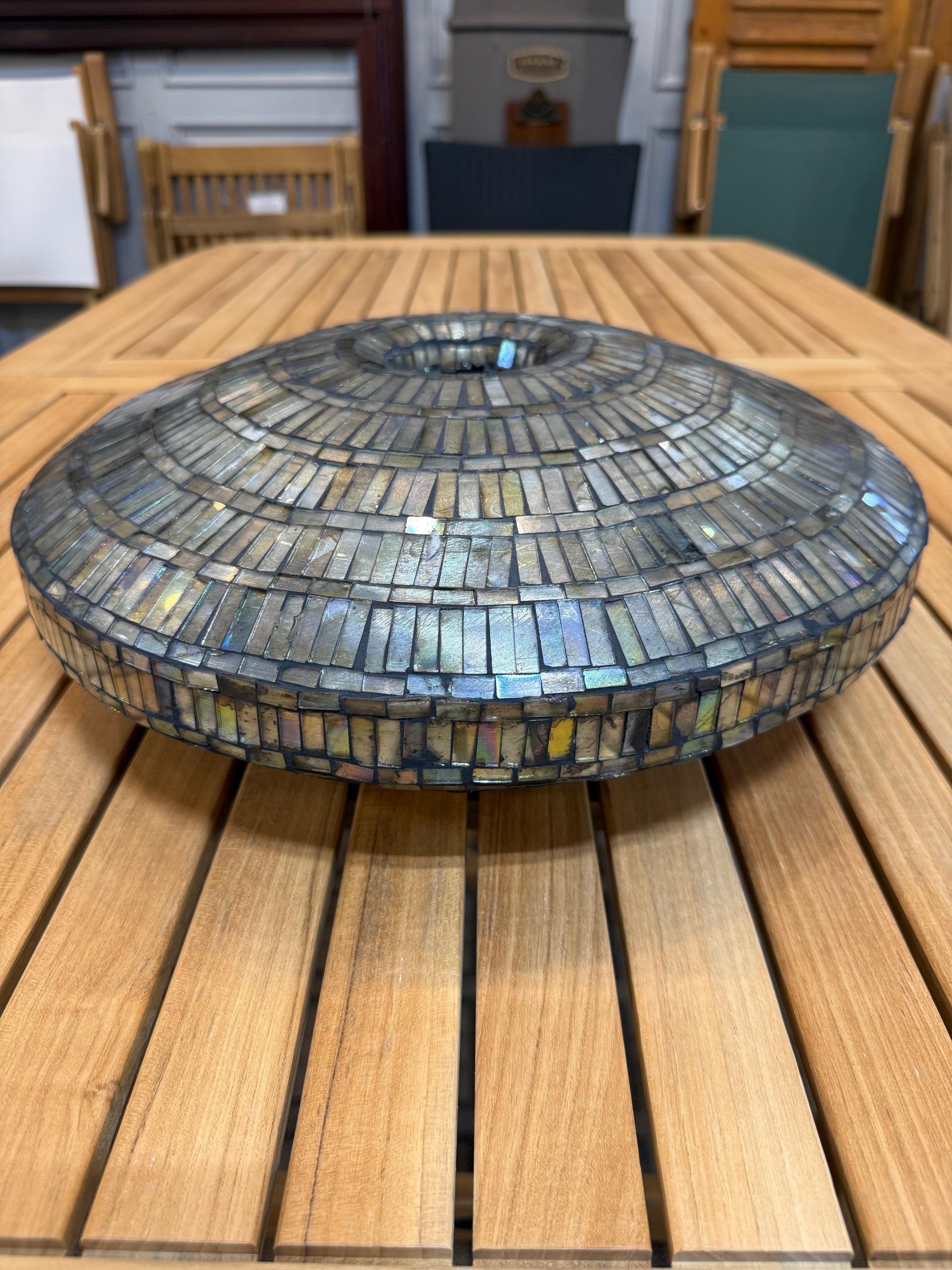 20ième siècle Vase mozaïque (style Tiffany) avec des pièces de vitrail irisées taillées à la main en vente