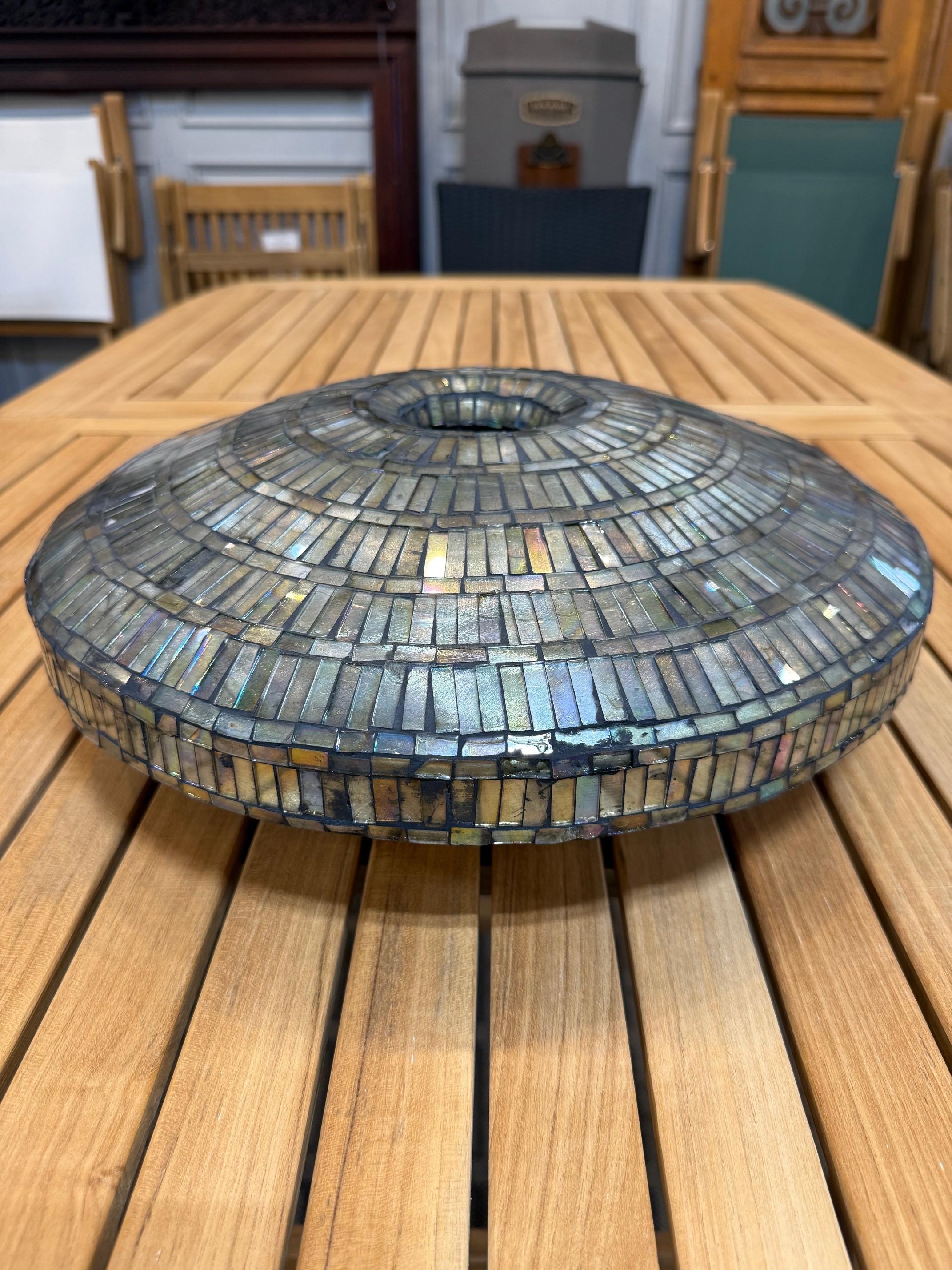 Verre Vase mozaïque (style Tiffany) avec des pièces de vitrail irisées taillées à la main en vente