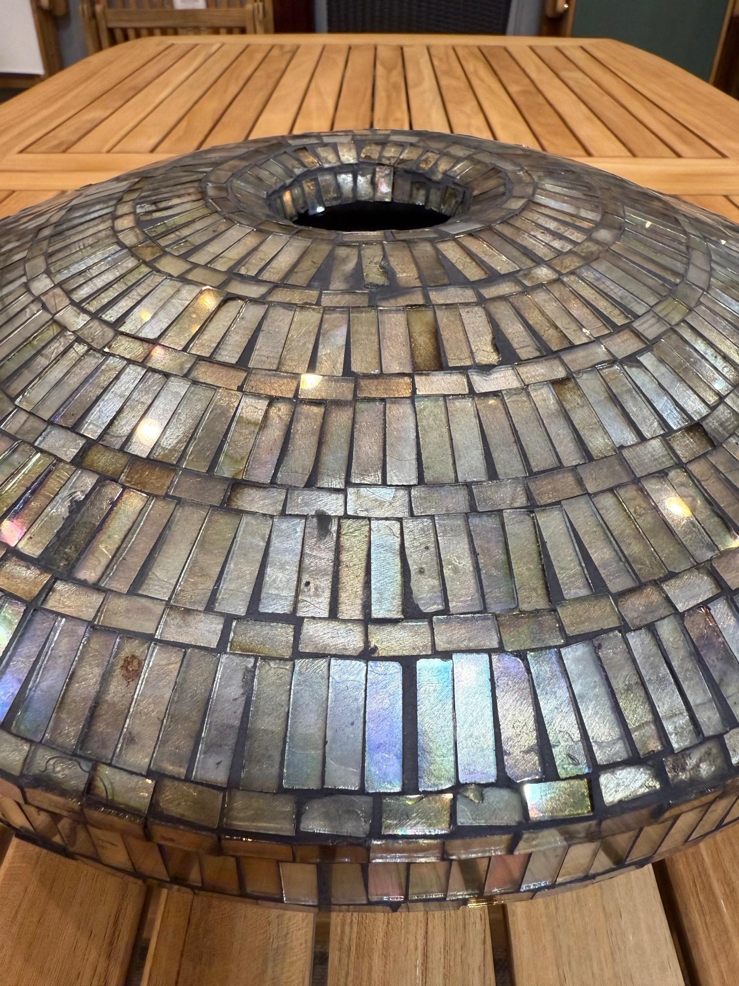 Vase mozaïque (style Tiffany) avec des pièces de vitrail irisées taillées à la main en vente 1