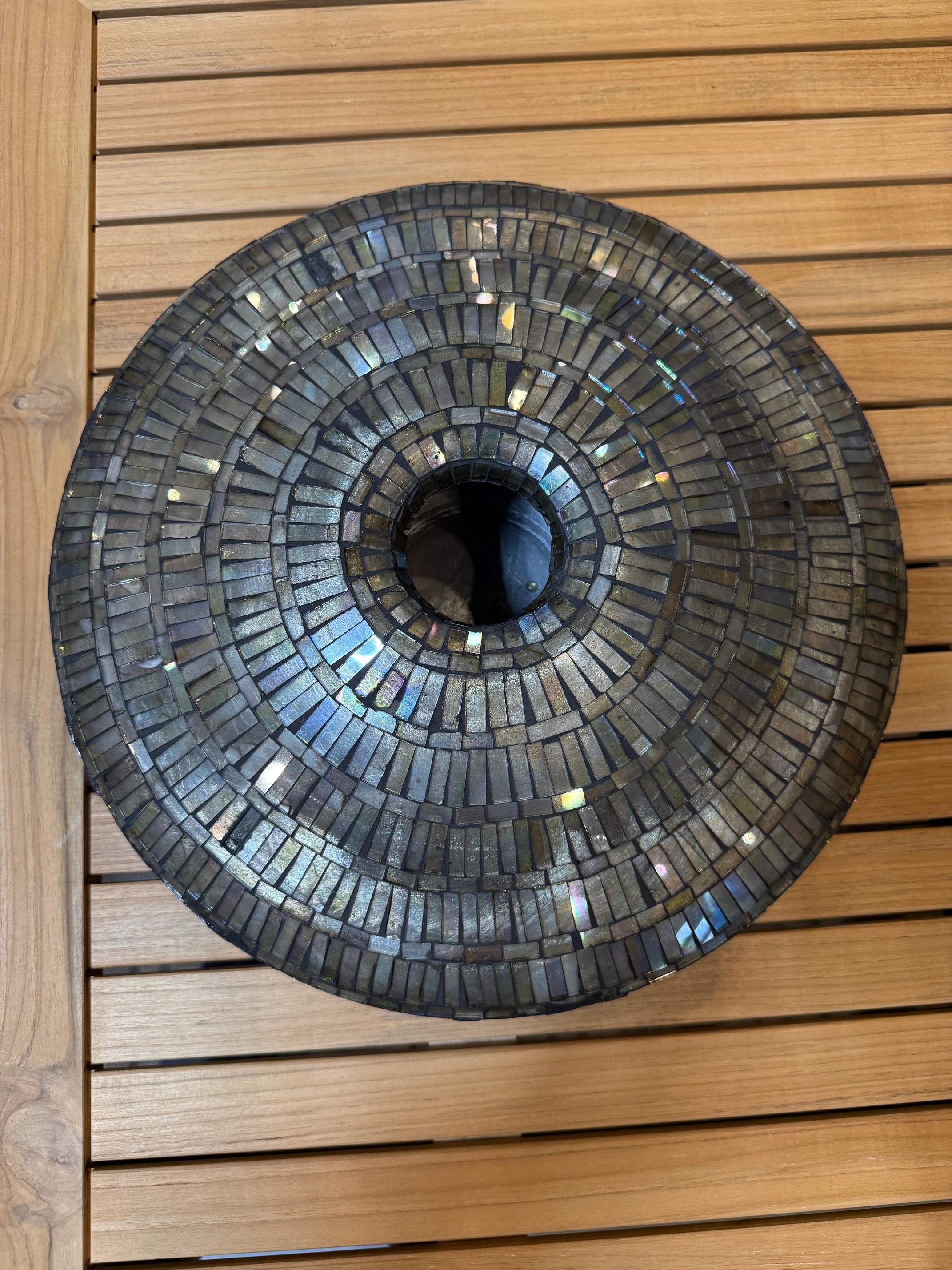 Vase mozaïque (style Tiffany) avec des pièces de vitrail irisées taillées à la main en vente 2