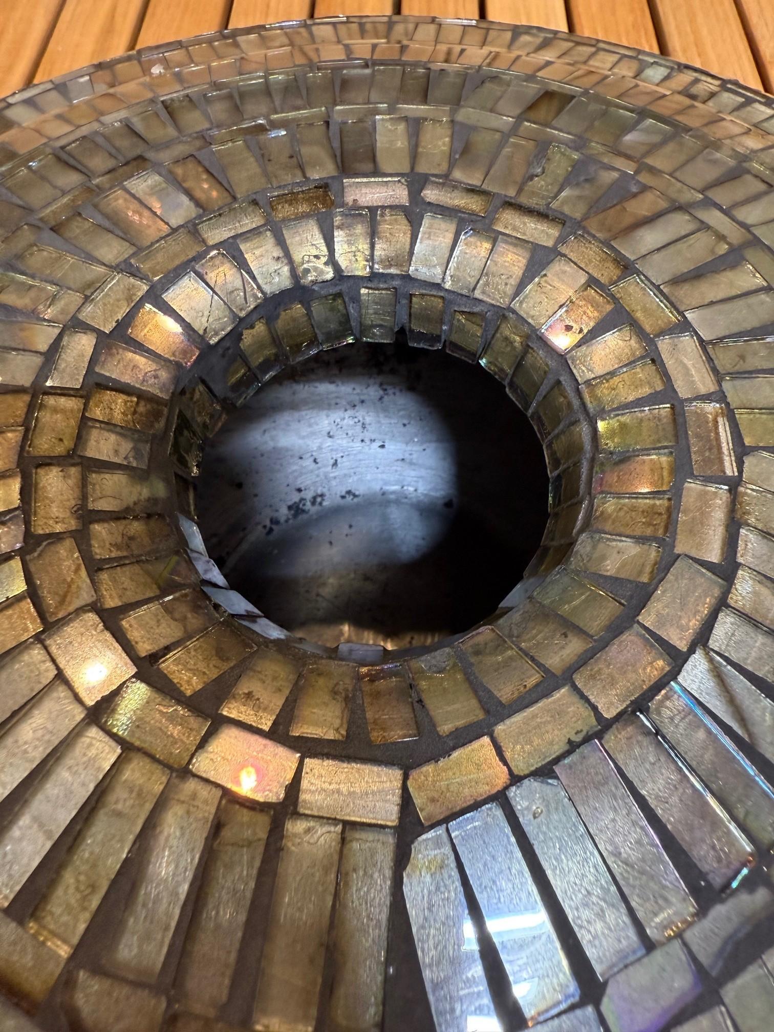 Vase mozaïque (style Tiffany) avec des pièces de vitrail irisées taillées à la main en vente 3