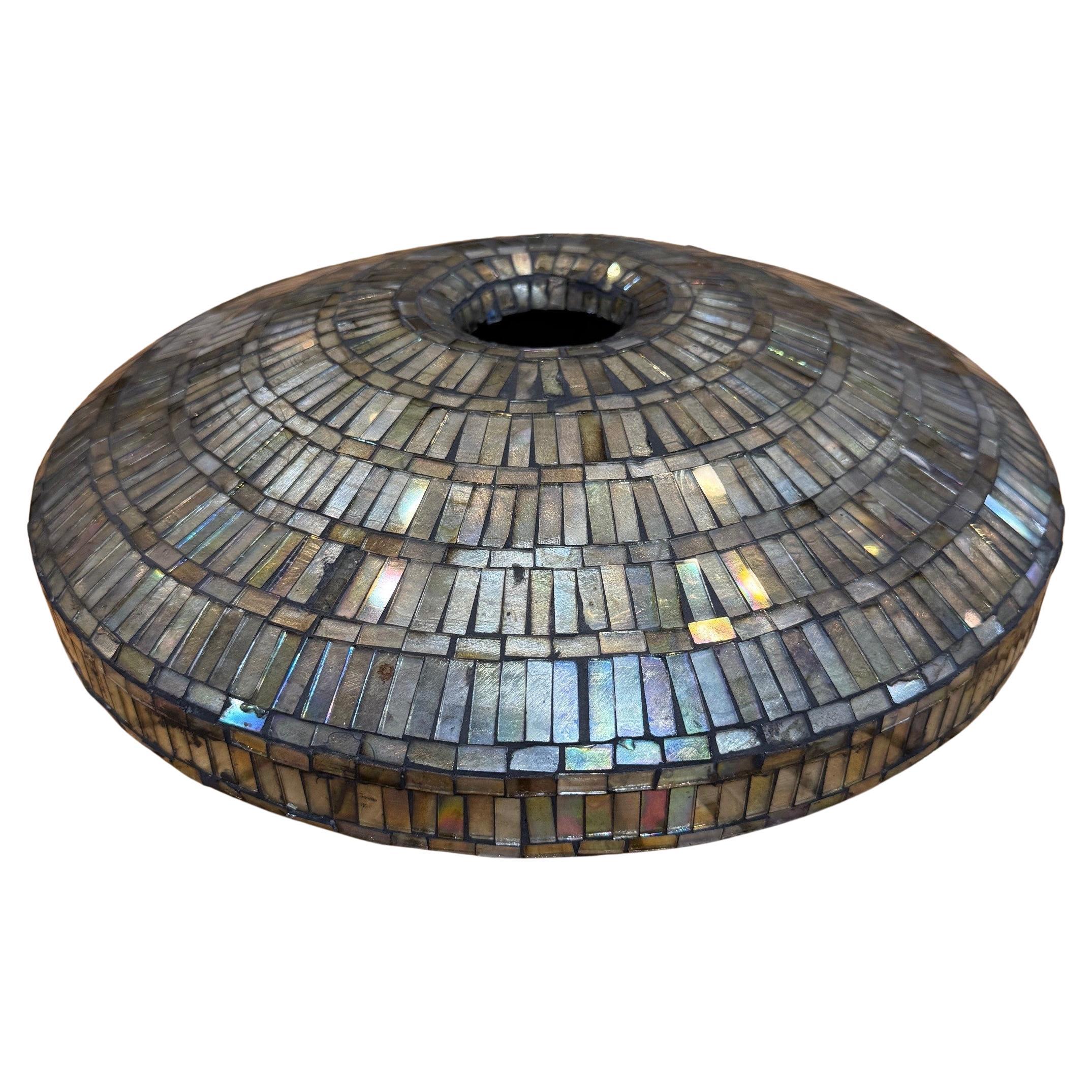 Vase mozaïque (style Tiffany) avec des pièces de vitrail irisées taillées à la main