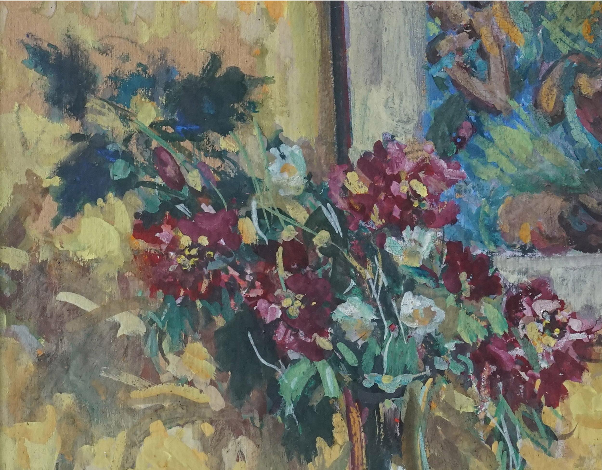 En primer plano hay un plano rectangular de la mesa, sobre el que se sitúan los objetos. Sobre la mesa hay jarrones con grandes flores de jardín; en el centro, delante de los jarrones, un plato con manzanas y un cuchillo. En la pared amarilla del