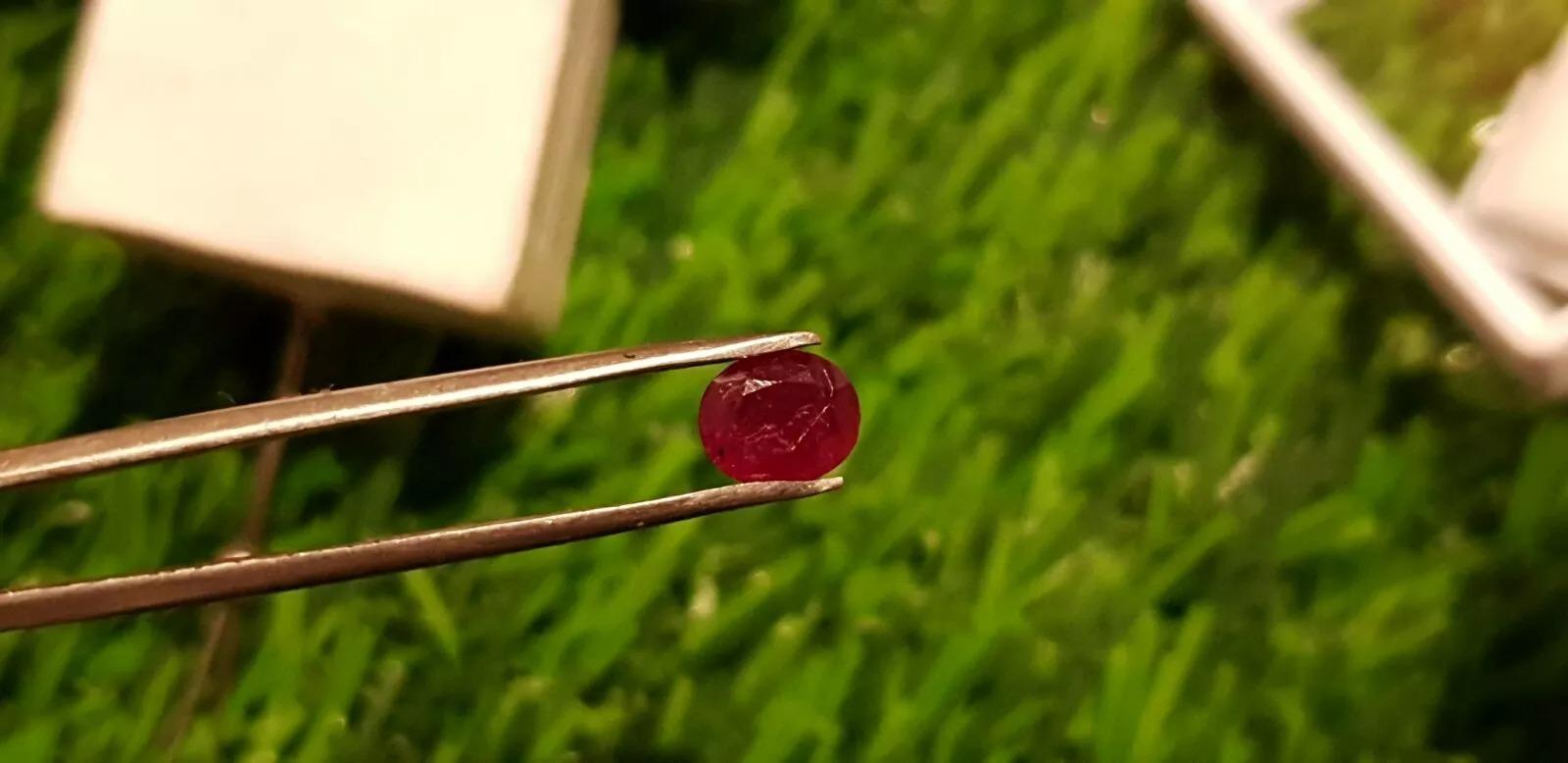 Taille ovale Pierre de taille rubis non chauffée du Mozambique 0,80 carat certifiée 100 % naturelle en vente