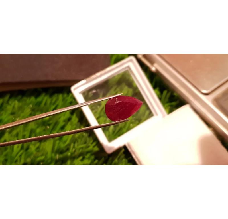 Pear Cut Mozambique 6.68 ct Purplish Red IGI Certified Red Ruby Cut Jewelry Stone For Sale