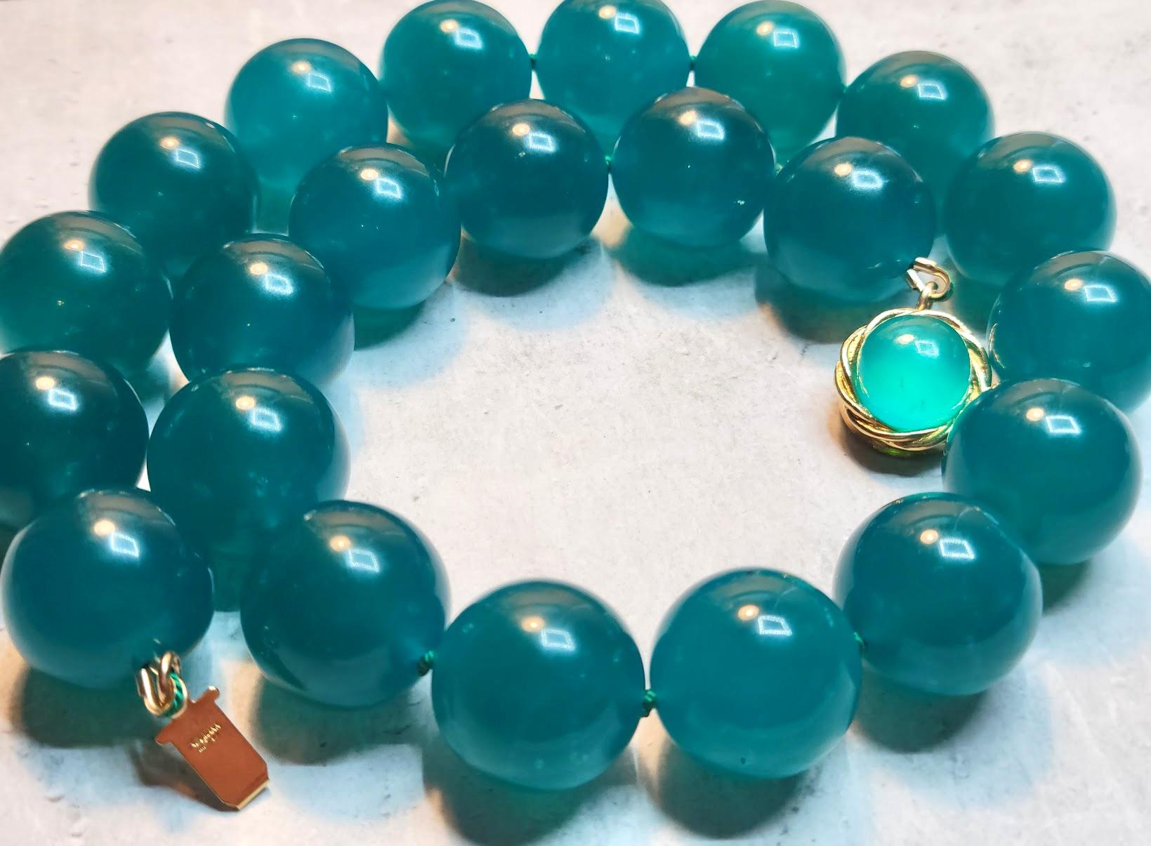 La collana è lunga 18 pollici (45,7 cm) e le perle rotonde lisce misurano 19 mm.
Le perline sono di un bel colore blu-verde. Garantiamo il 100% di amazzonite naturale del Mozambico. Tuttavia, questo campione ha utilizzato una tecnologia di tintura