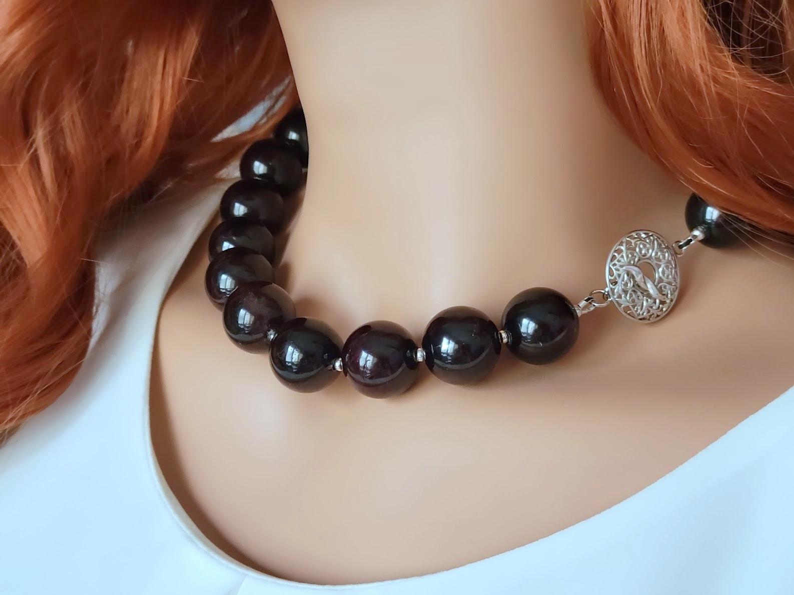 Collana in granato almandino del Mozambico in vendita 2