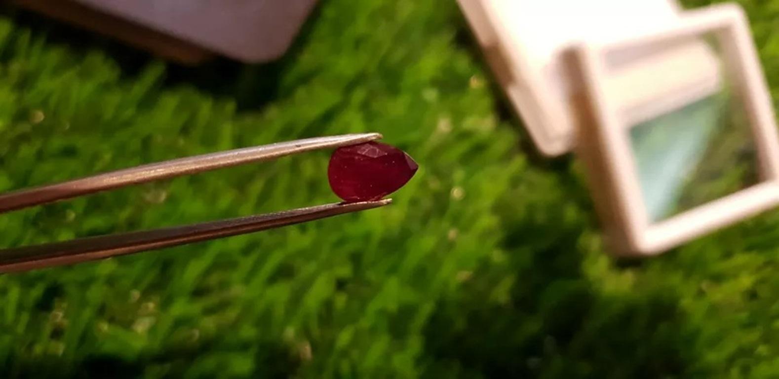 Rubino del Mozambico 1,60 carati rosso porpora 100% naturale certificato IGI Taglio rubino rosso
Leggero, può essere indossato tutti i giorni

Informazioni aggiuntive:
Tipo di pietra preziosa: Rubino
Forma della pietra preziosa: Pera
Colore della