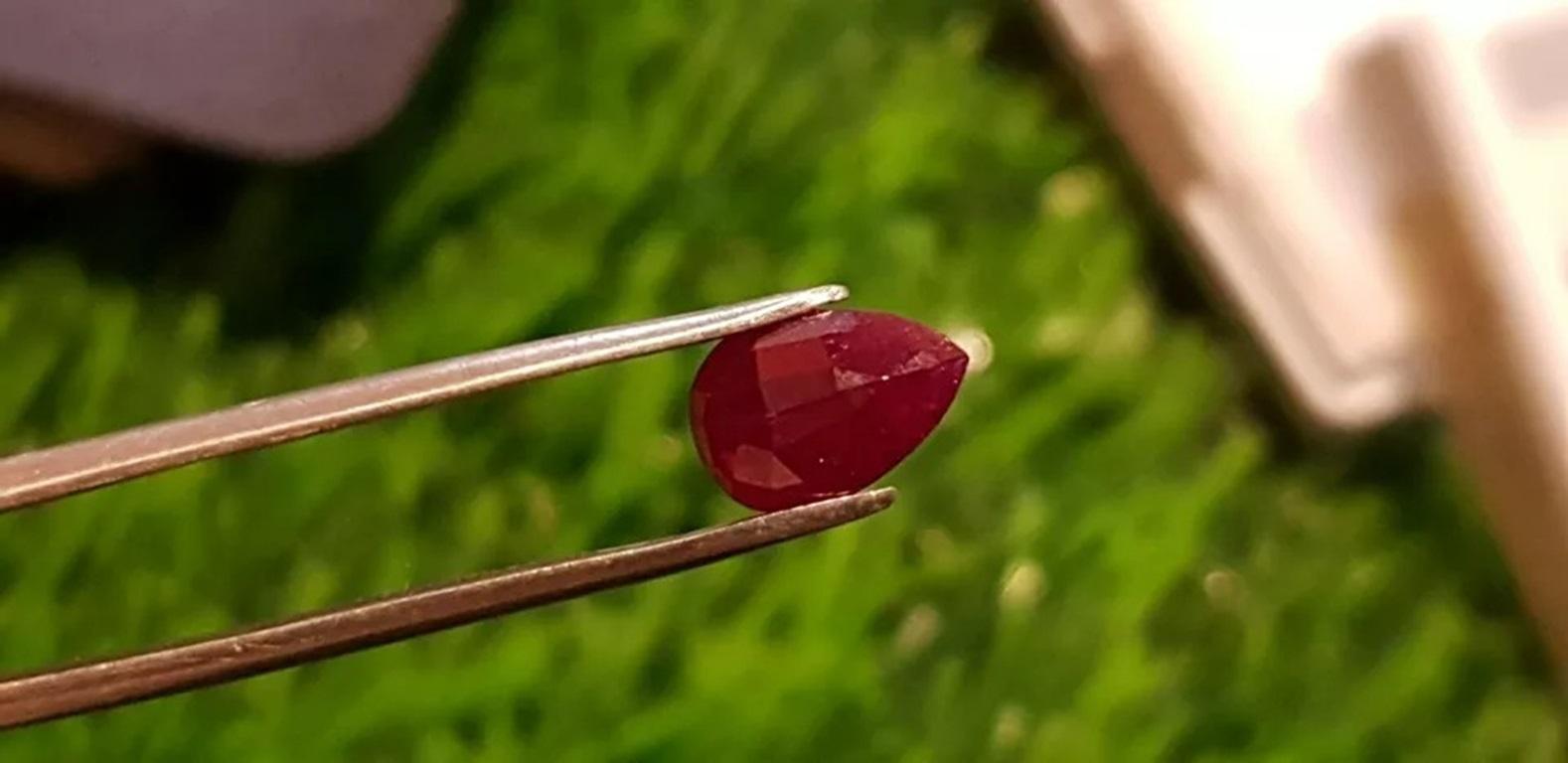Taglio a goccia Rubino del Mozambico 1,60 carati rosso porpora 100% naturale certificato IGI Taglio rubino rosso in vendita