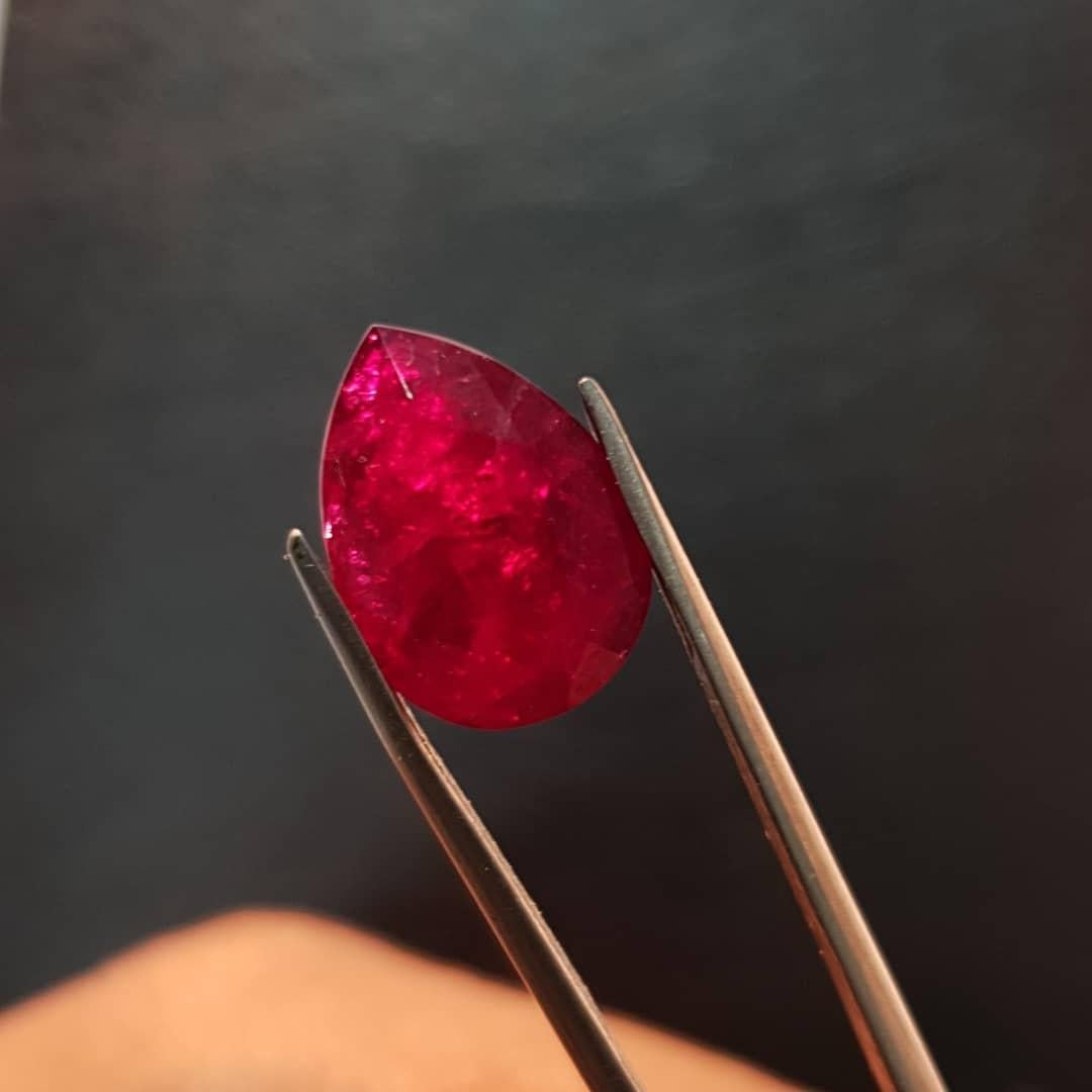 Mozambique Ruby 5.48cts Purplish Red Rare Size IGI Certified Natural Ruby Cut For Sale 1