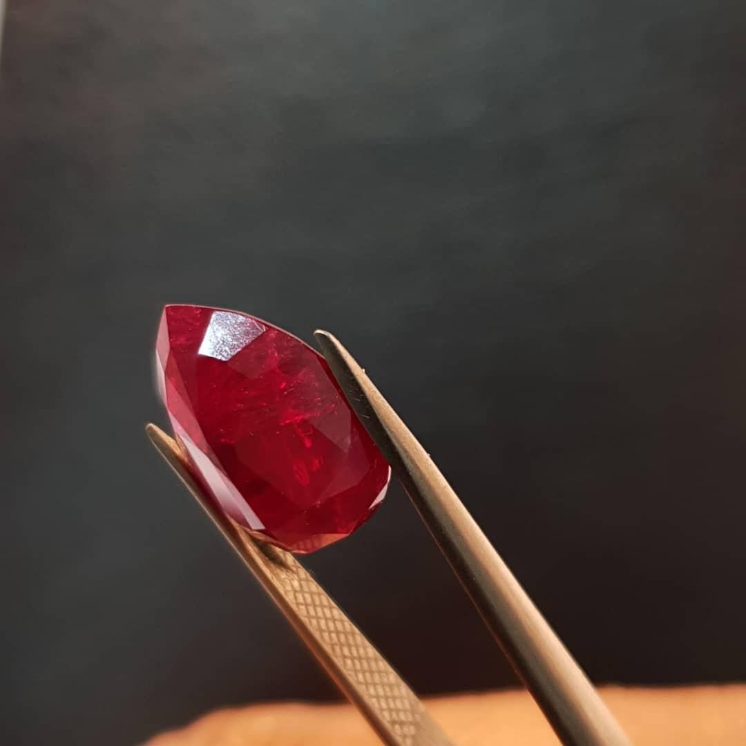 Mozambique Ruby 5.48cts Purplish Red Rare Size IGI Certified Natural Ruby Cut For Sale 3