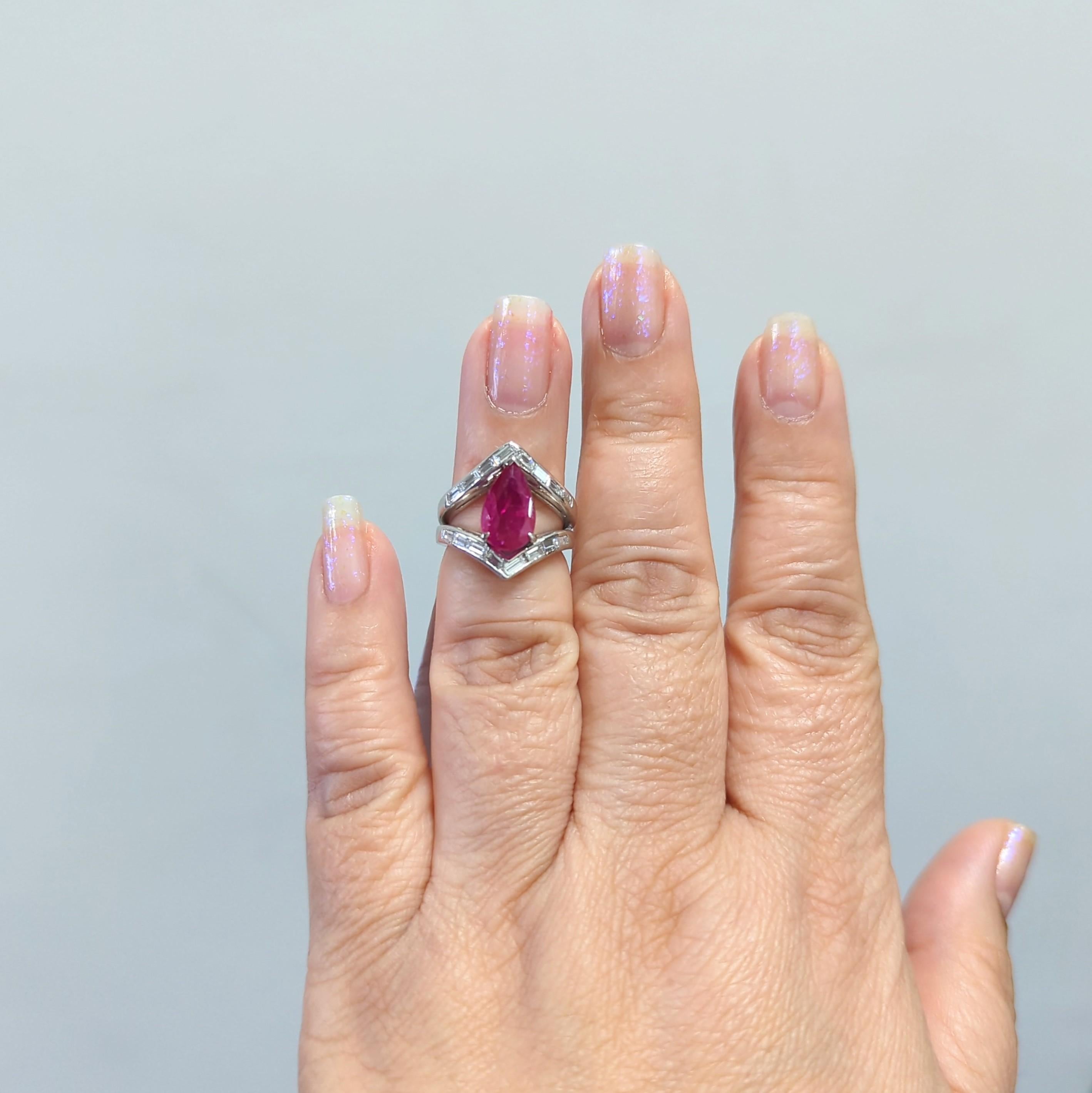Magnifique rubis du Mozambique de 2,67 ct. d'un rouge profond en forme de poire avec des baguettes de diamants blancs de bonne qualité.  Fait à la main en platine.  Bague de taille 4.  Ruby est chauffée.