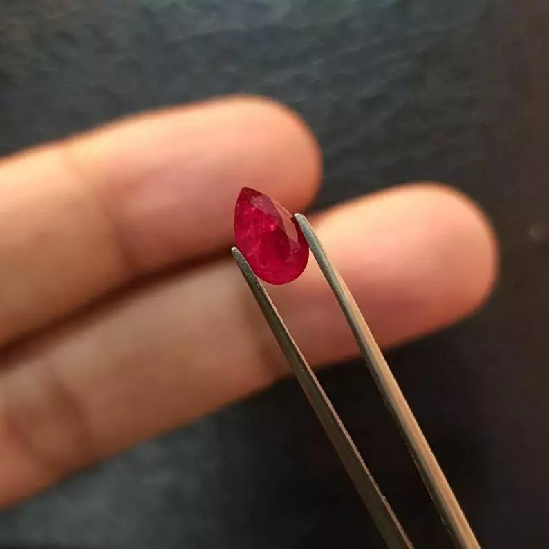 Pear Cut Mozambique Ruby Cut Stone 0.93cts 100% Natural IGI Certified For Sale