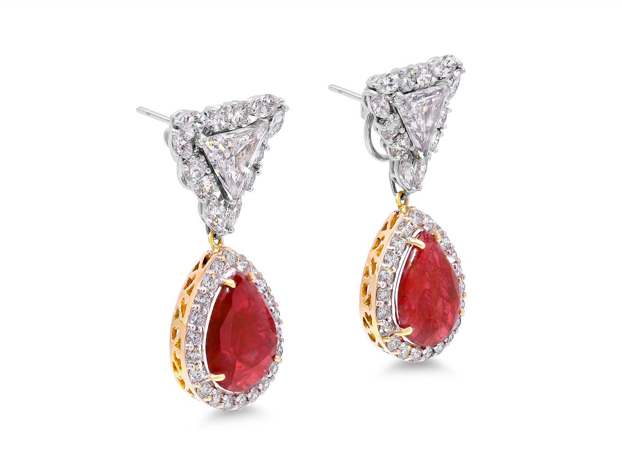 Exquisitos pendientes de oro amarillo de 18 quilates que exhiben 9,30 quilates de rubíes mozambiqueños en forma de pera (sin calor, informe C. Dungaire nº CCDC220898/1&2) rodeados de 1,35 quilates de diamantes. La parte superior de platino presenta