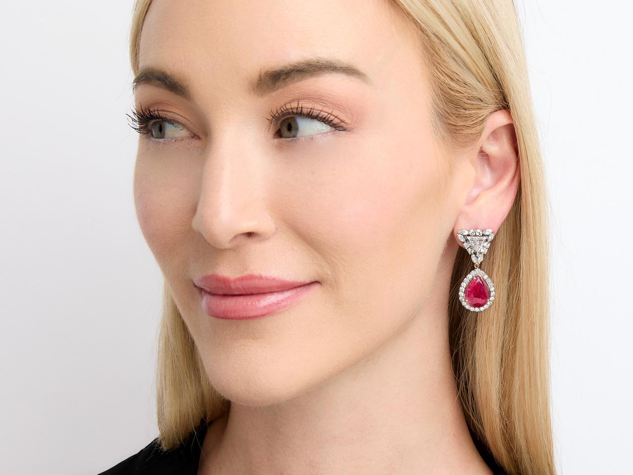 Femenino o masculino Pendientes de rubí y diamantes de Mozambique en oro de 18 quilates/platino con certificados GIA y CDC en venta