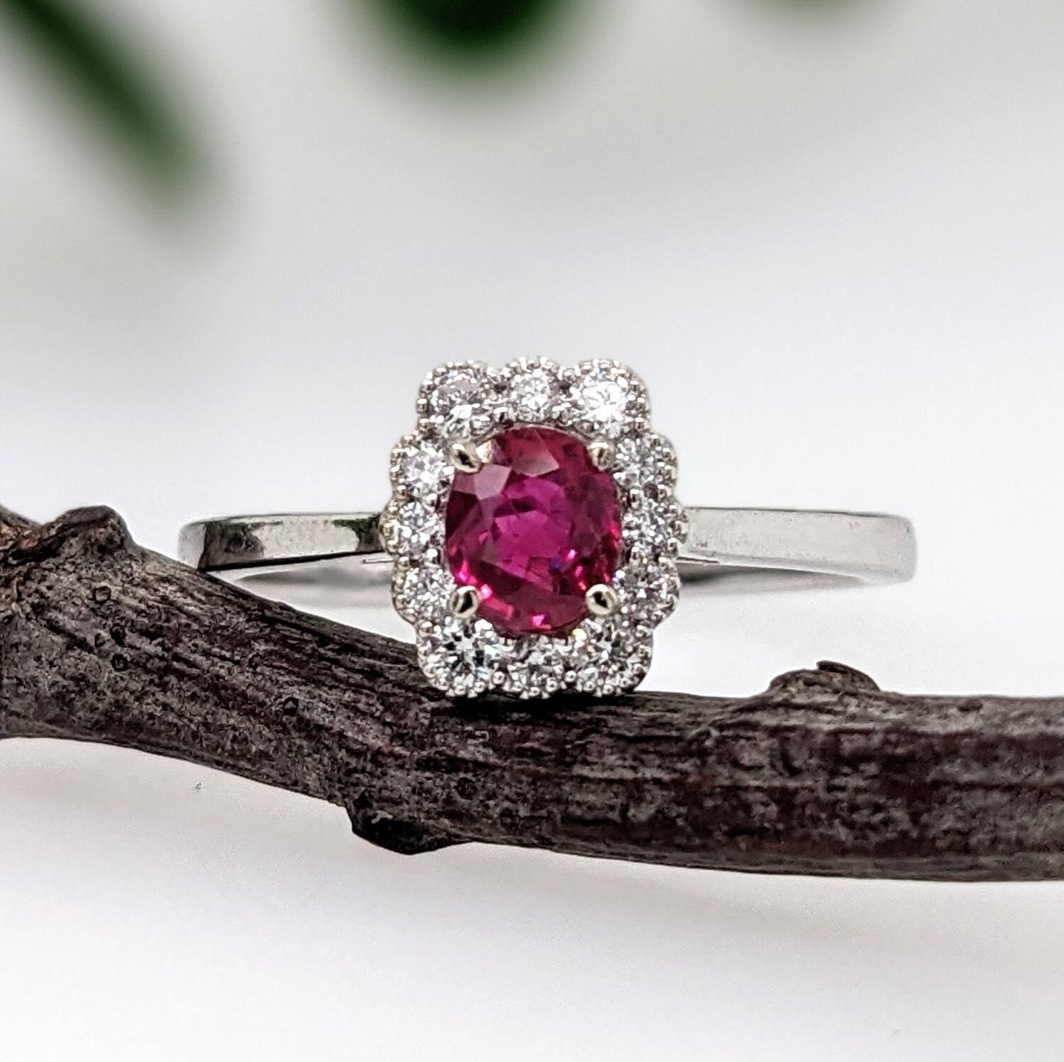 Taglio ovale Anello con rubino del Mozambico e diamanti estratti dalla terra: Oro bianco massiccio 14K, ovale 5x4 mm in vendita