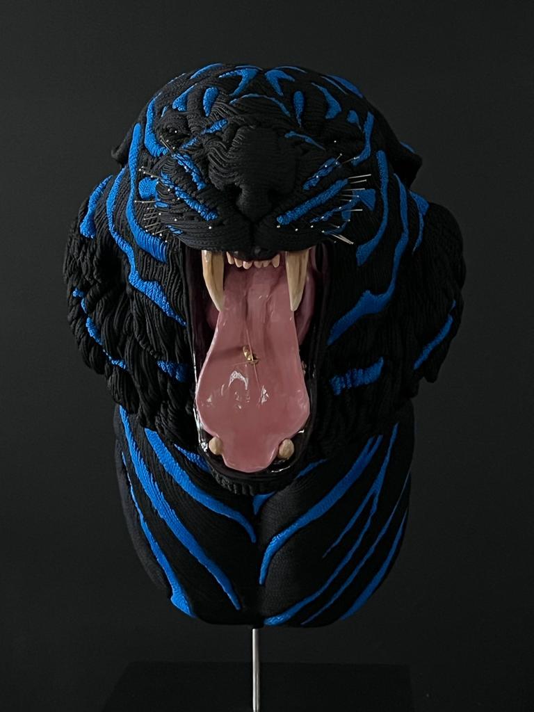 Tigre Noir - Contemporary Sculpture by Mozart Guerra