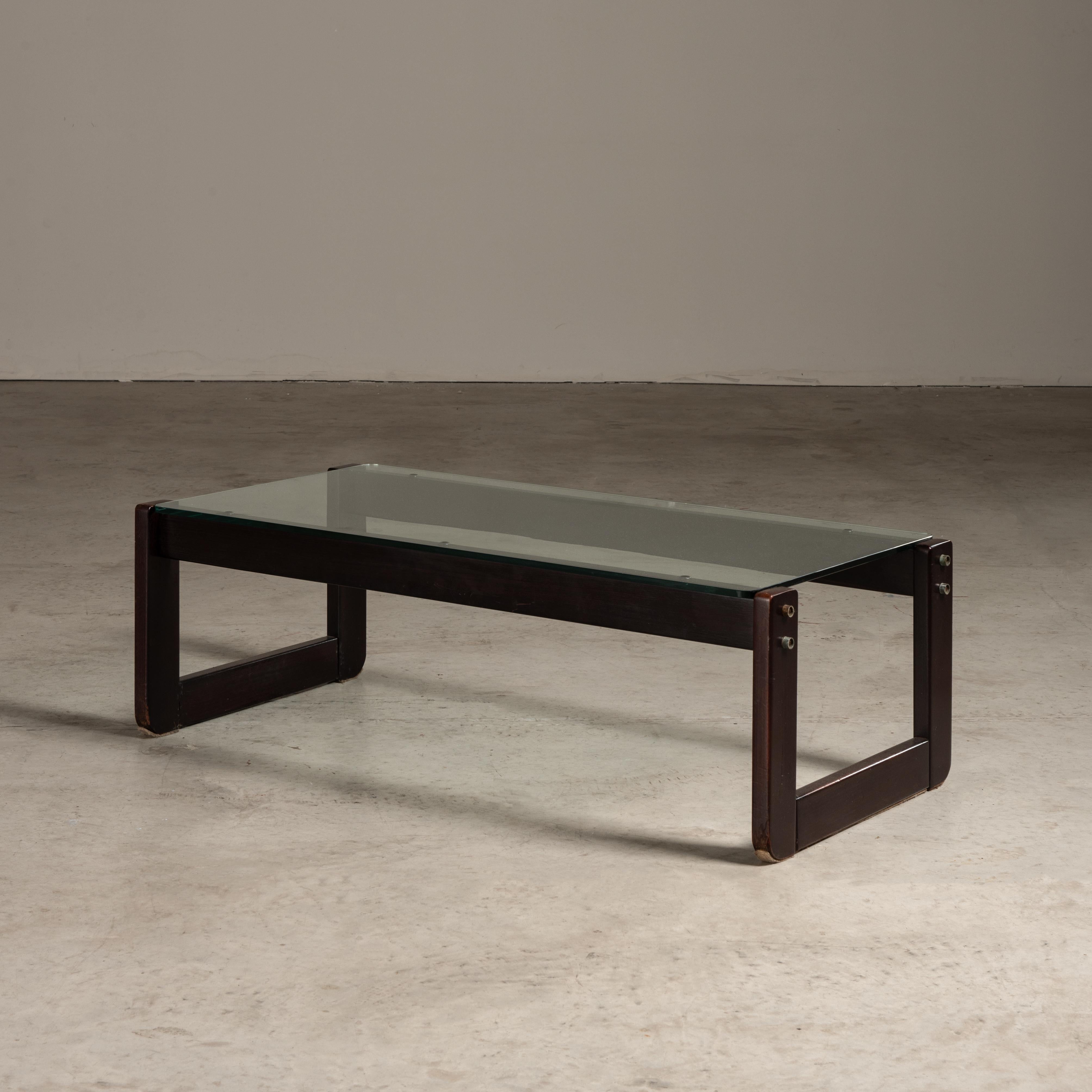 La table centrale de Percival Lafer, un célèbre designer de meubles brésilien, est un exemple classique du design du milieu du XXe siècle. Elle présente une esthétique minimaliste et fonctionnelle, caractéristique du travail de Lafer, qui allie