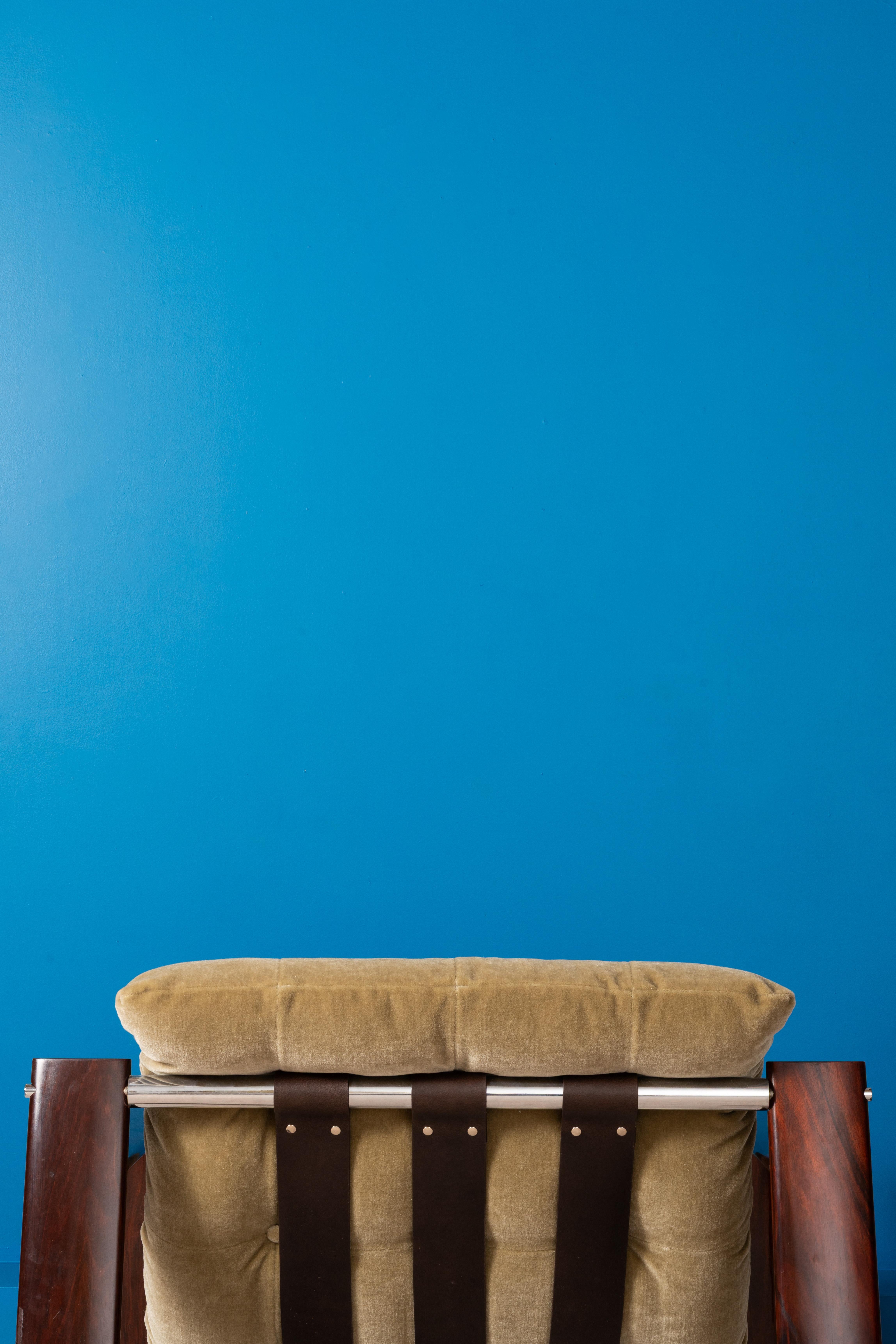 Ein Paar MP-129 Lounge-Stühle, entworfen und hergestellt von Percival Lafer in Brasilien im Jahr 1960. Diese Stühle haben ein Gestell aus massivem Mahagoniholz und ein Untergestell aus verchromtem Stahl mit Gurten, die das Kissen stützen. Ein