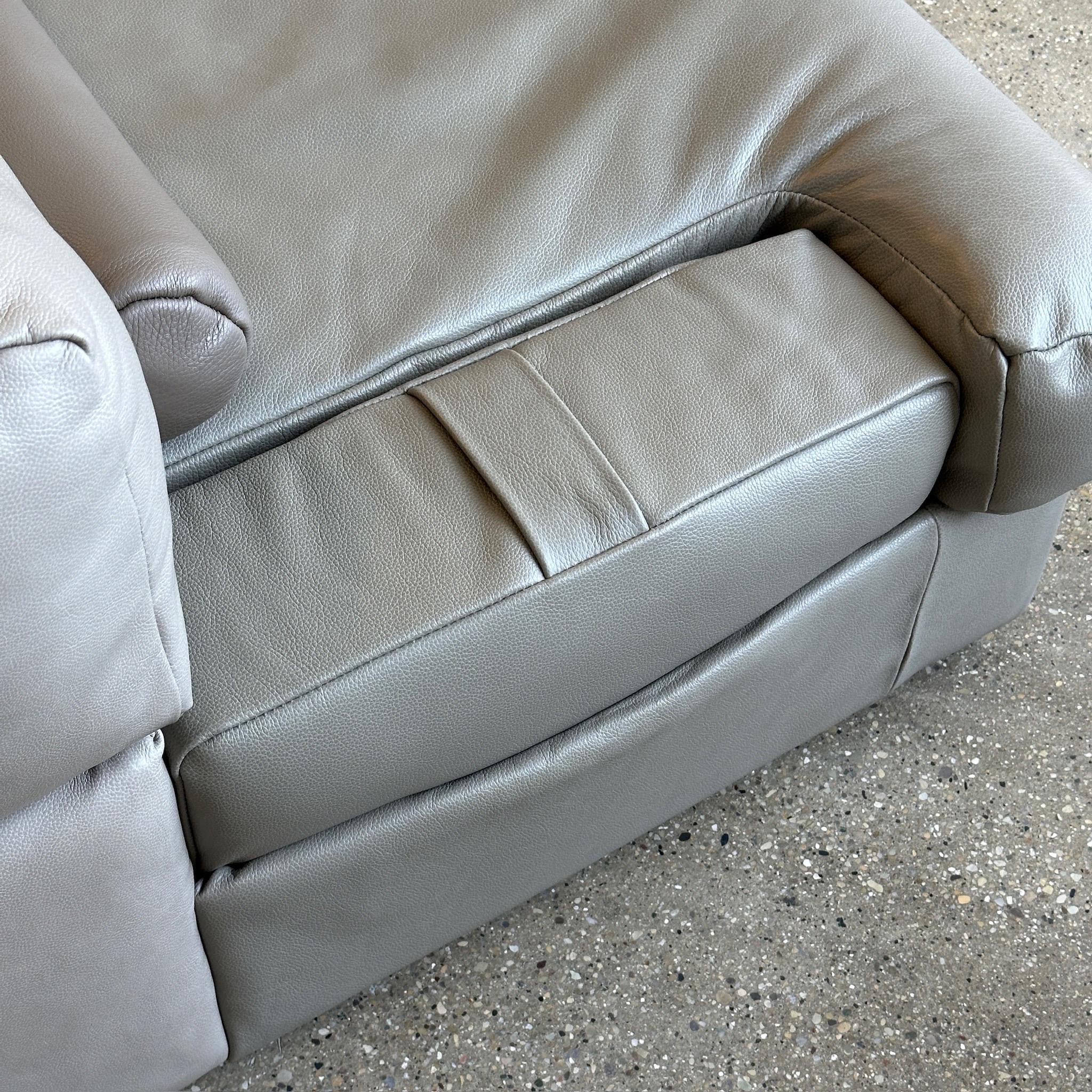 Cuir Chaise brésilienne MP-141 de Percival Lafer en vente
