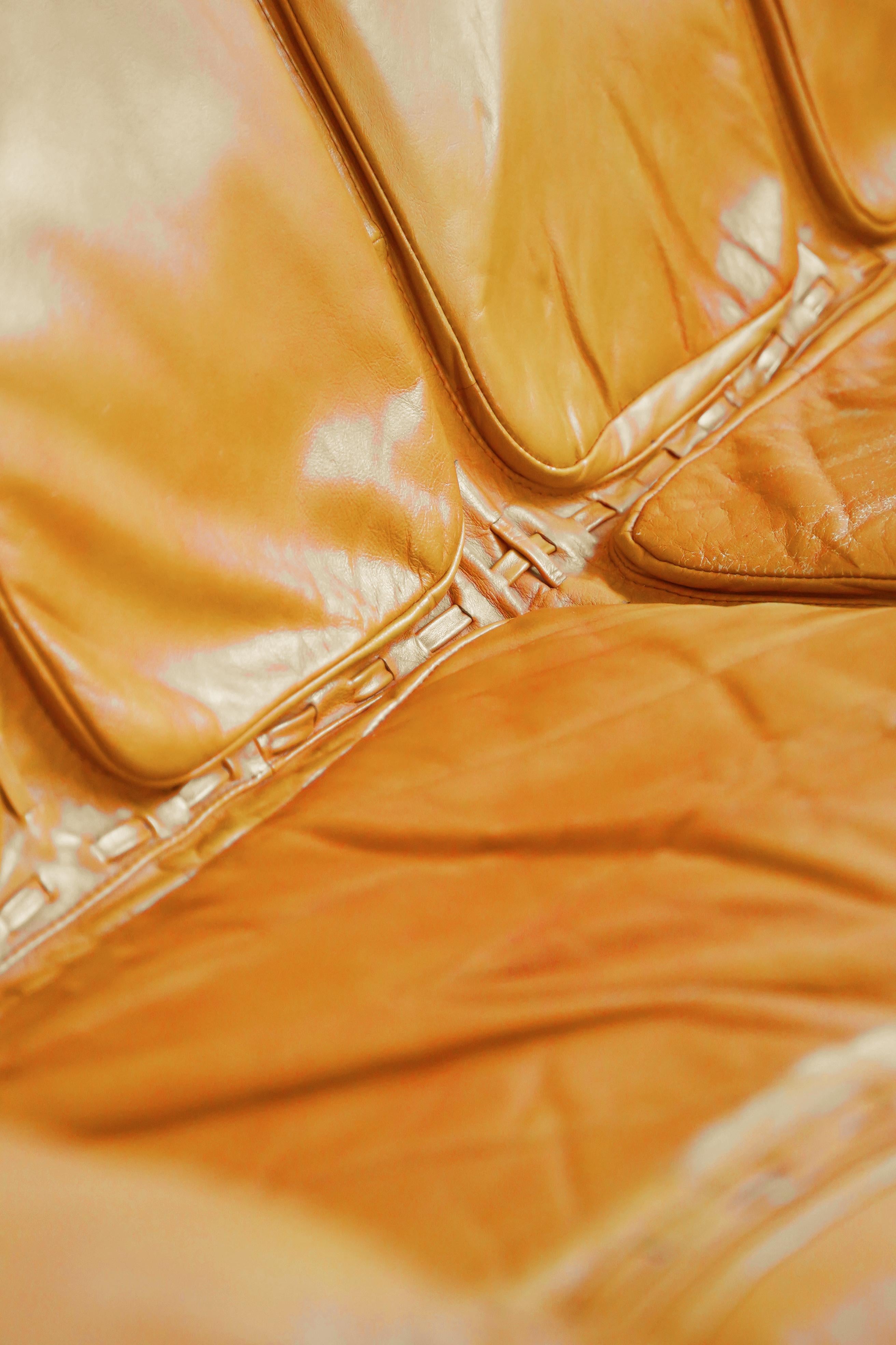MP-211 Sofa in Leather by Brazilian Designer Percival Lafer for Móveis Lafer In Fair Condition In TORONTO, CA