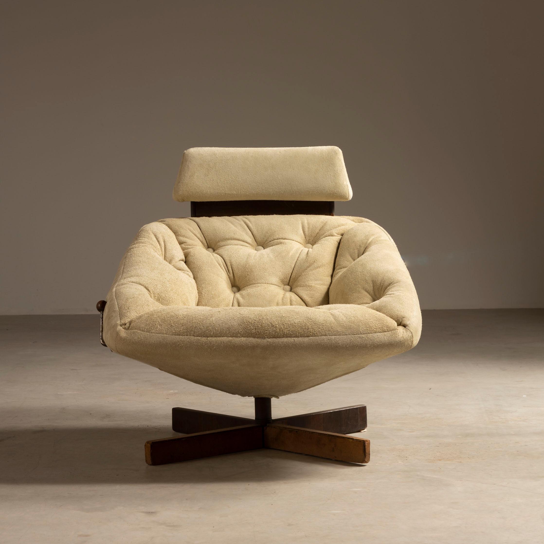 Le rare fauteuil MP-43, fabriqué en bois dur brésilien, est un autre grand exemple de la production imaginative et innovante du designer et architecte Percival Lafer. 

Avec son levier chromé qui permet de relever ou d'abaisser l'appui-tête, le