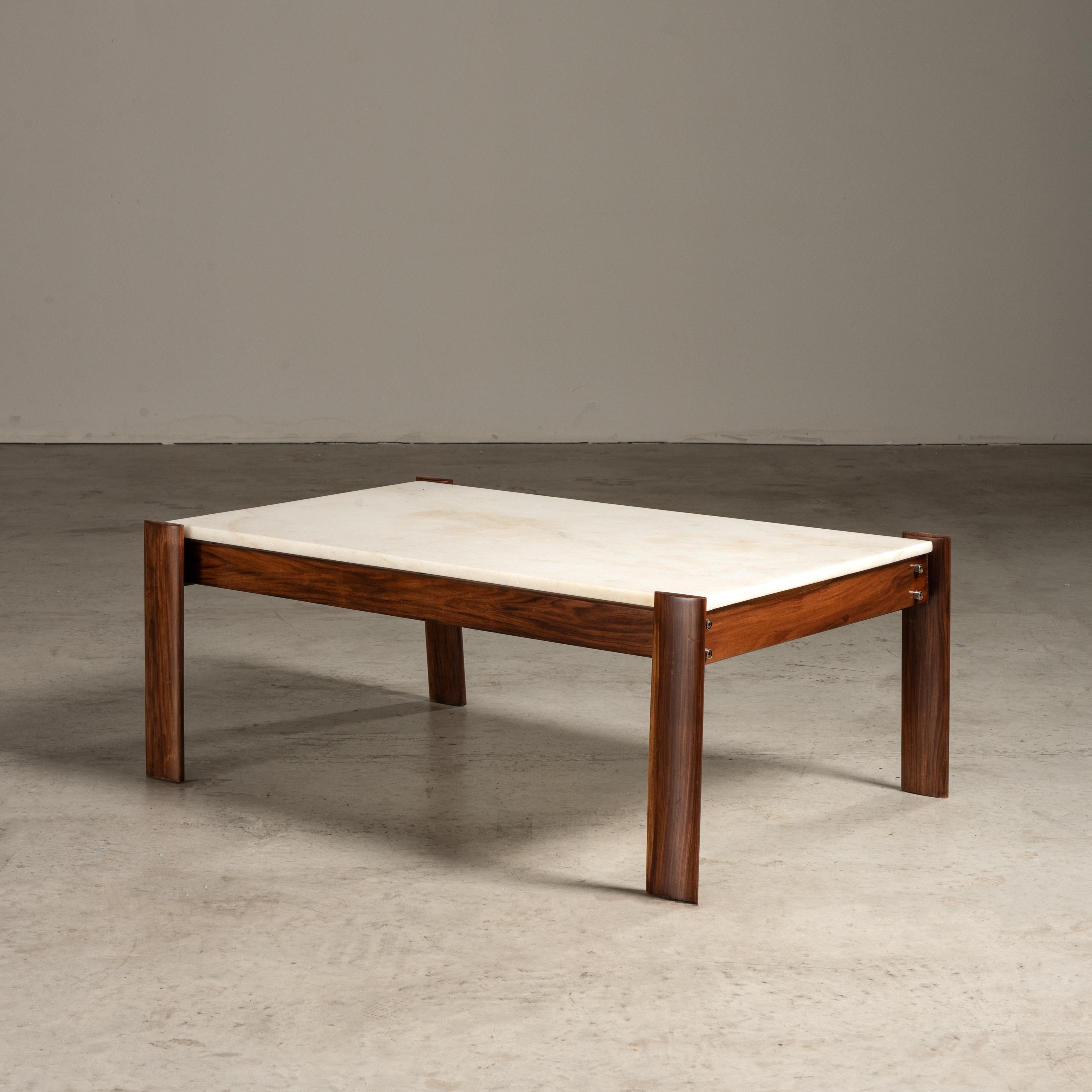 La table basse MP-51, conçue par Percival Lafer, est une pièce incontournable qui illustre l'élégance et l'attrait intemporel du design moderne brésilien du milieu du siècle. Il illustre parfaitement l'engagement de Lafer à associer des matériaux