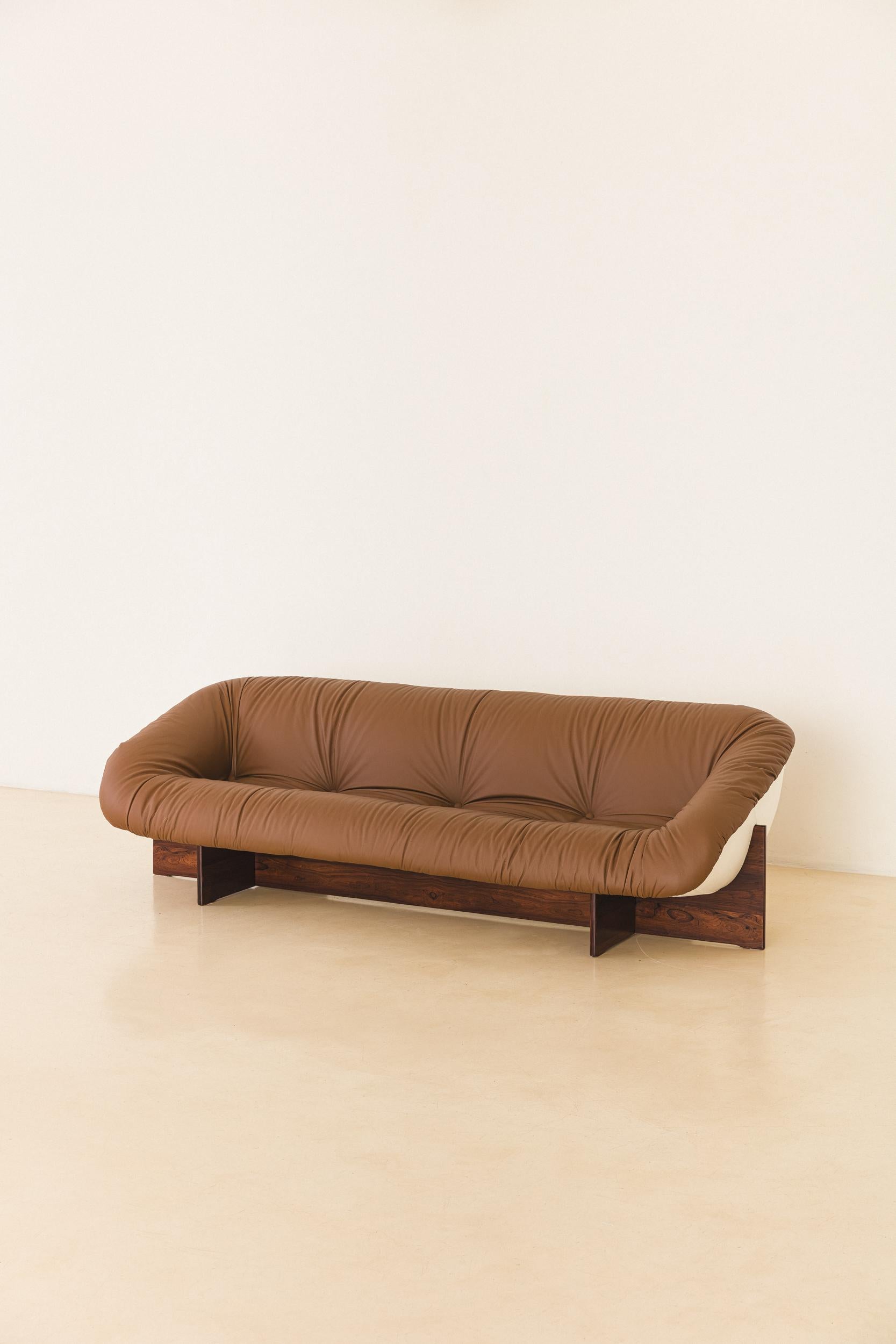 In his designs, Percival Lafer sought ergonomy and comfort. The MP-61 sofa and armchair, from 1973, was the first two pieces designed by Percival Lafer that used a visible fiberglass shell structure. Fiberglass freedom and swiftness in defining the
