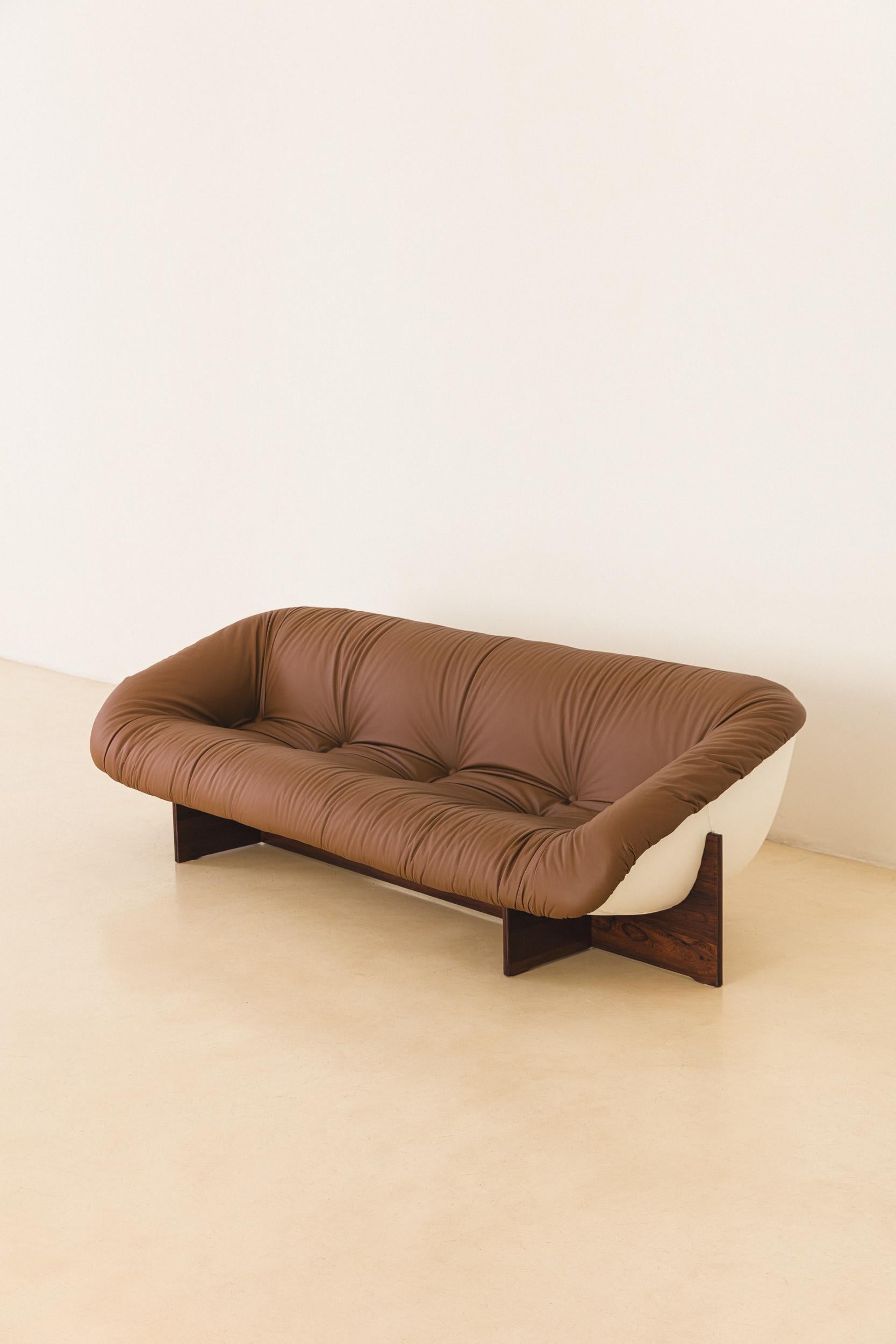 Mid-Century Modern MP-61 Sofa in Rosewood by Brazilian Designer Percival Lafer, 1973 For Sale