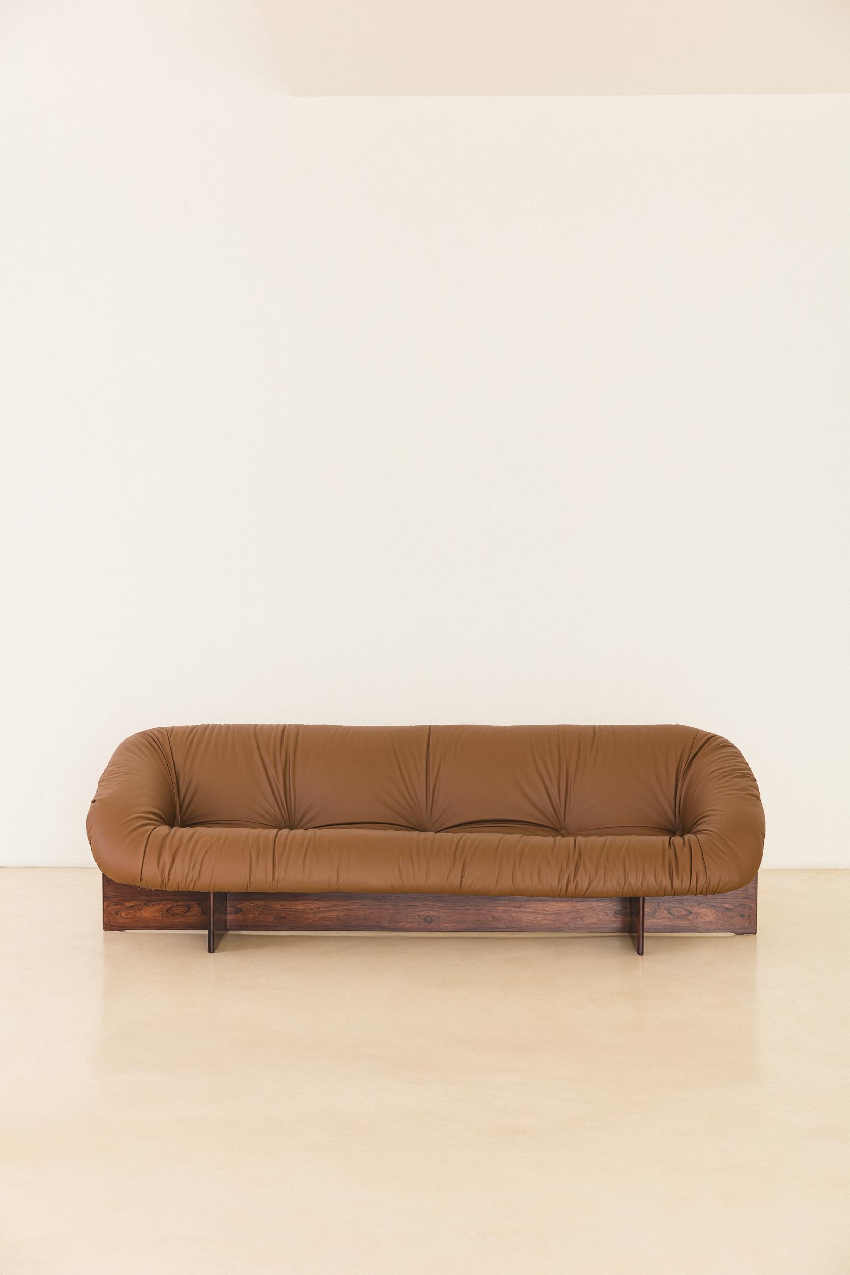 Veneer MP-61 Sofa in Rosewood by Brazilian Designer Percival Lafer, 1973 For Sale