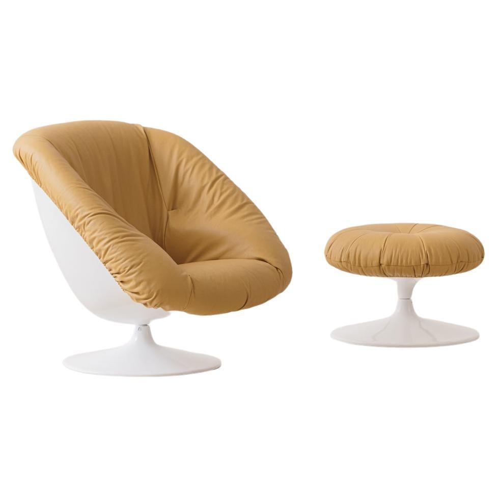 In his designs, Percival Lafer sought ergonomy and comfort. The MP-71 armchair, from 1973/1974, is a derivative from MP-61 – his first piece with a visible fiberglass shell structure.

The MP-71 comprises a visible fiberglass shell that swives on a