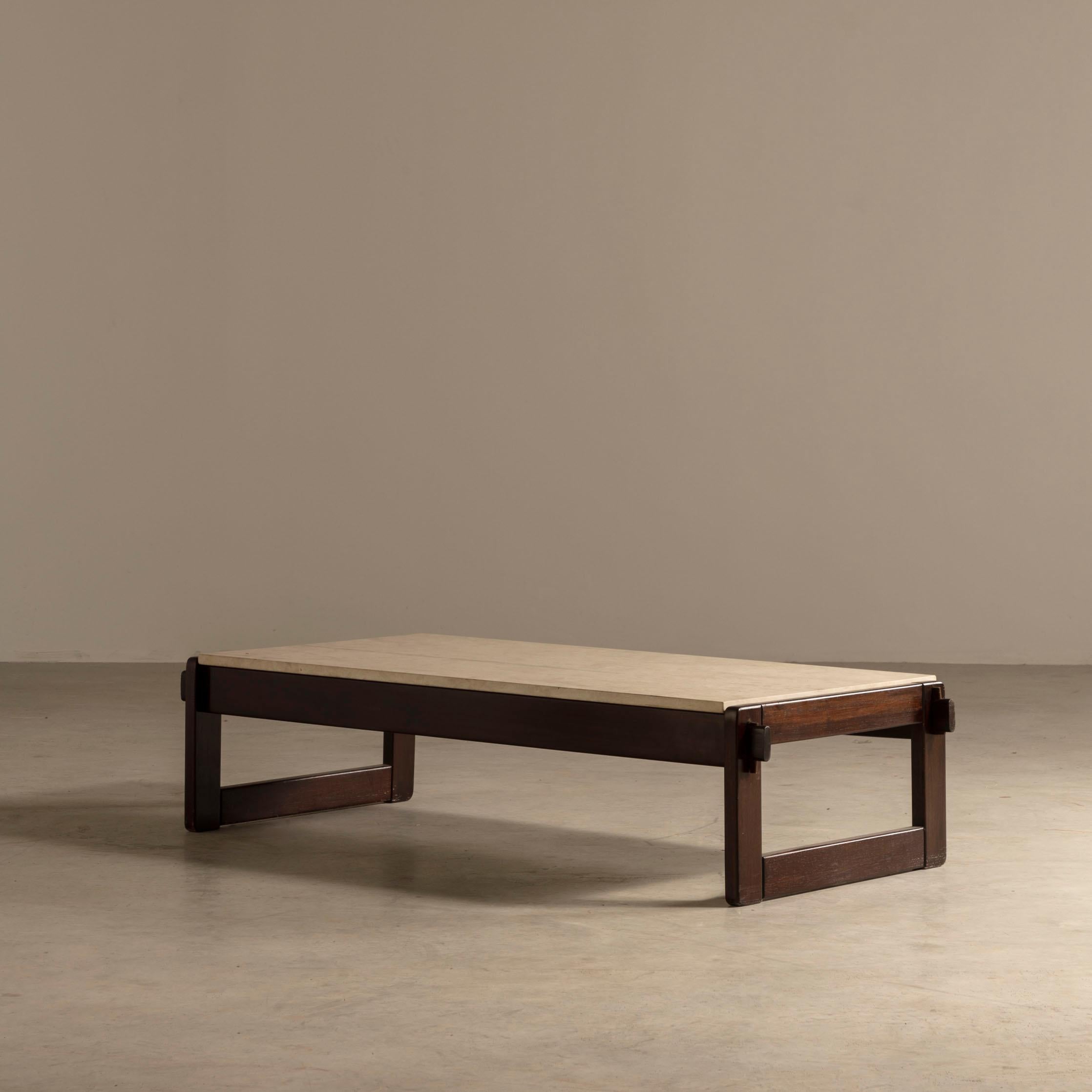 La table centrale MP79, conçue par l'illustre Percival Lafer, est un parangon du design brésilien moderne du milieu du siècle, reflétant une époque où la fonctionnalité rencontrait l'élégance dans une danse sans effort. La surface de la table, une