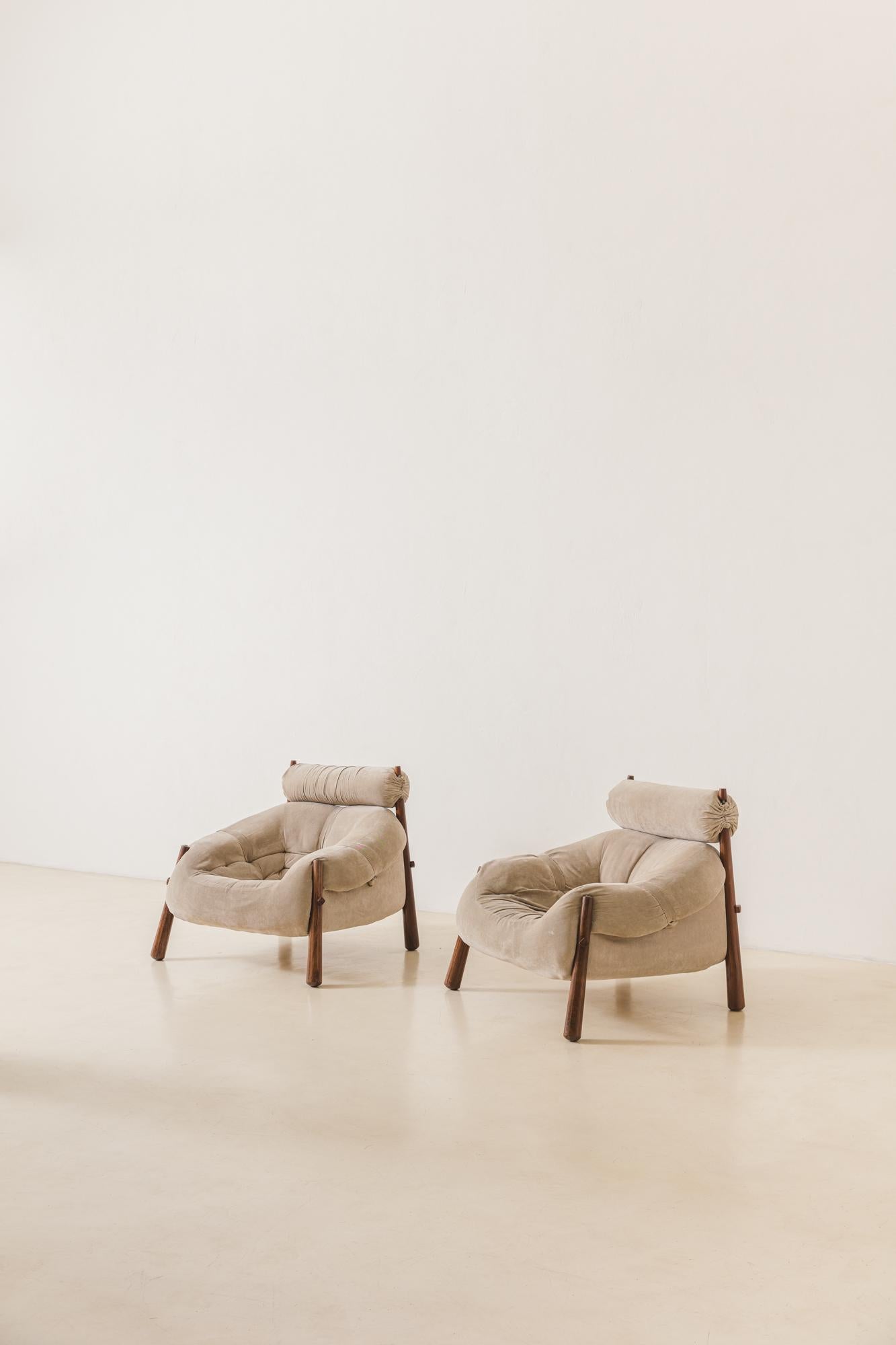 In his designs, Percival Lafer sought ergonomy and comfort. This pair of MP-81 lounge chairs by Percival Lafer comprises a solid wood structure with a single piece of seats and backs. Its unique design and construction make this an authentic