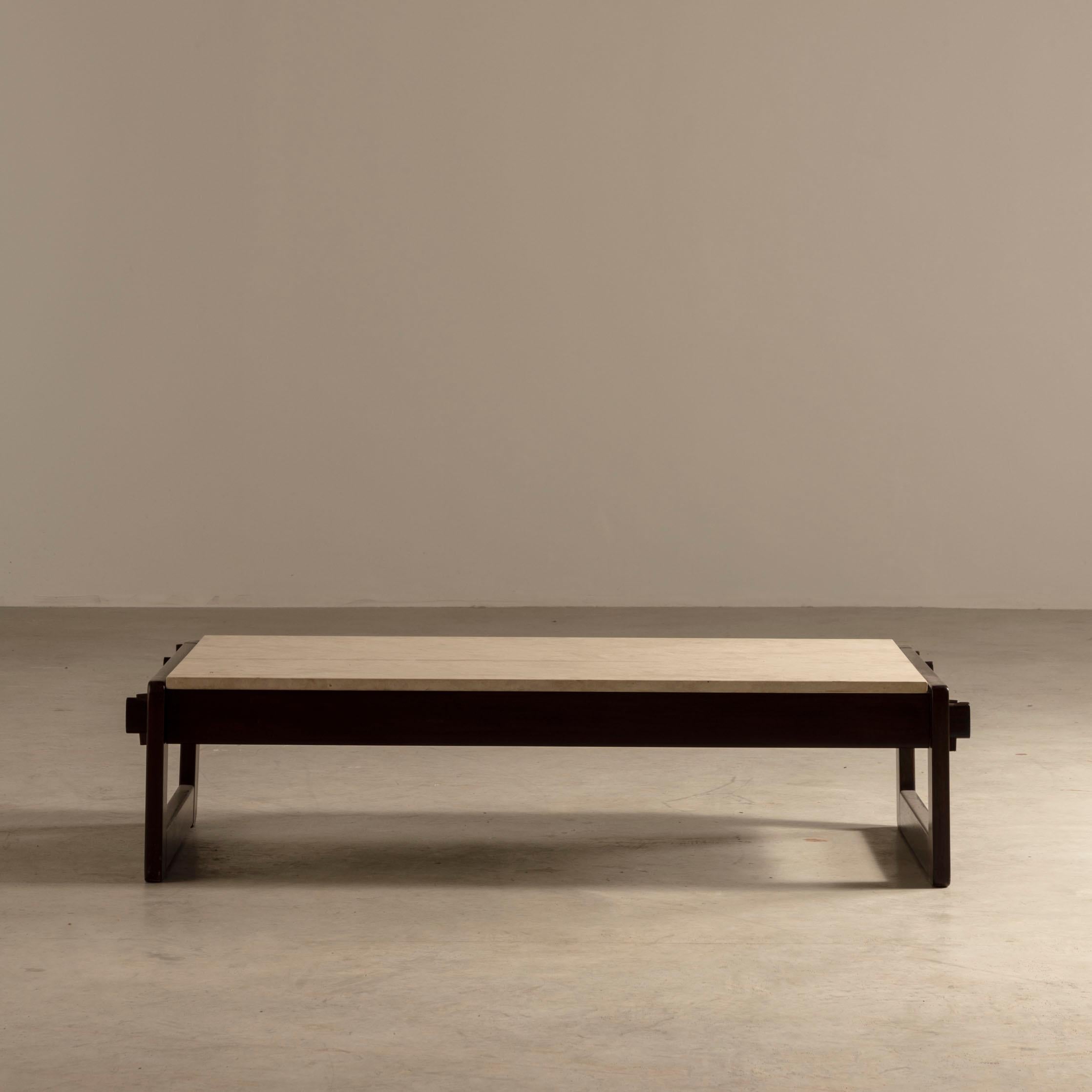 Esta preciosa mesa de centro MP-97, de madera maciza de Jatobá, es otro gran ejemplo de la mente imaginativa e innovadora del diseñador y arquitecto Percival Lafer. Con su diseño icónico y sus atributos atemporales, el modelo MP-97 es una de las