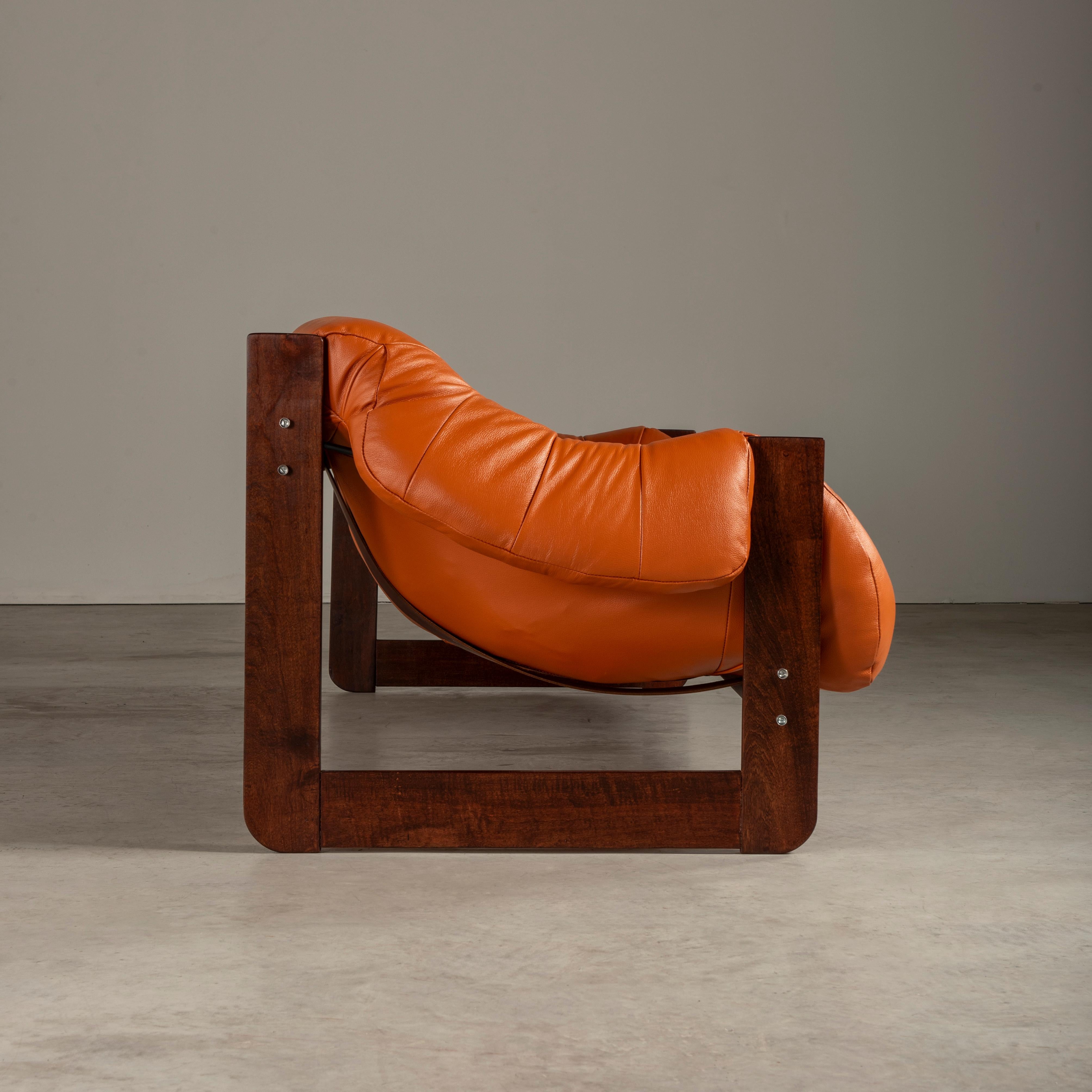 Das von Percival Lafer entworfene Sofa MP-97 ist ein wirklich außergewöhnliches Möbelstück. Dieses Sofa besteht aus einem Massivholzrahmen und ist mit hochwertigem Leder in einem atemberaubenden Orangeton gepolstert. Er bietet unvergleichlichen